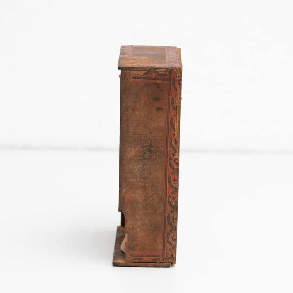 Gabinete de Curiosidades con Figuras de Yeso - Olot, España, Circa 1950 Madera en venta