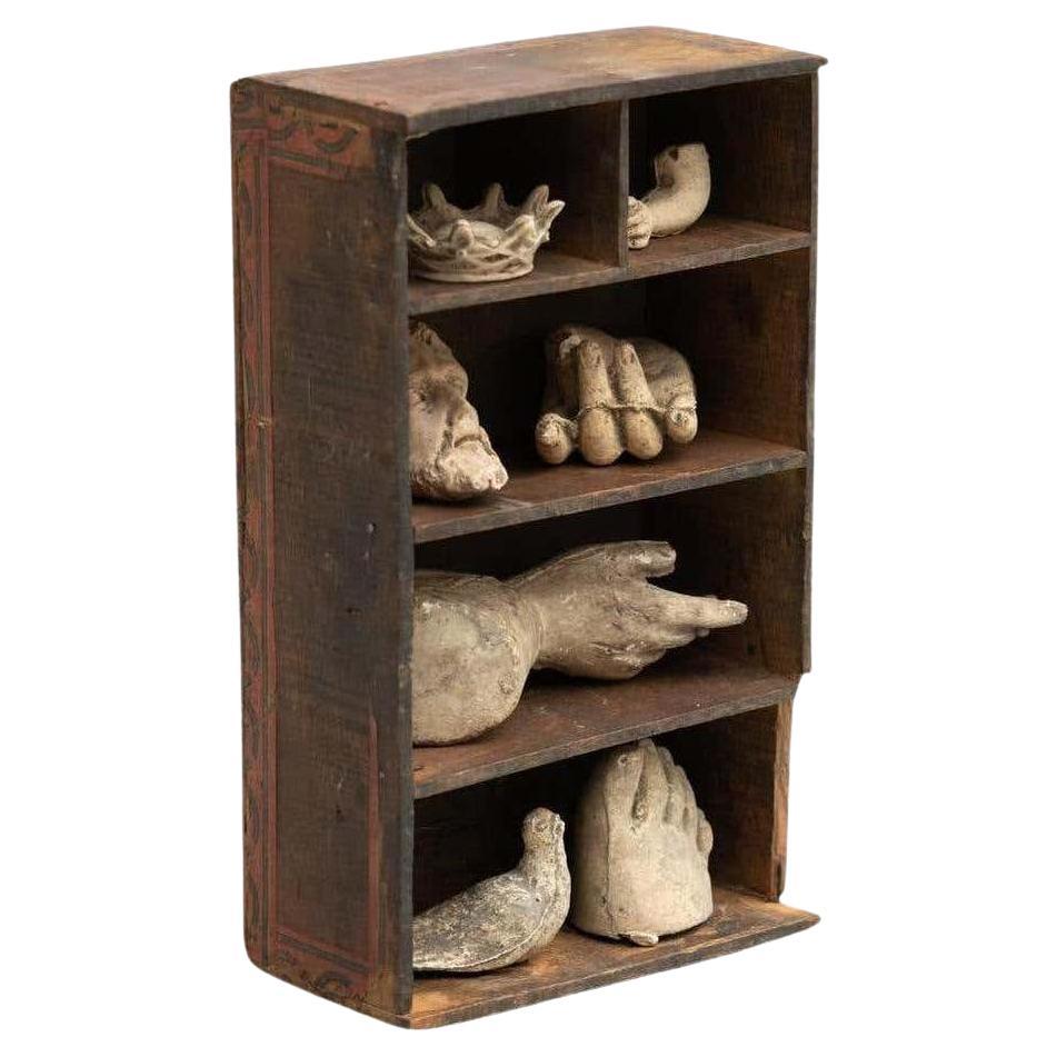 Gabinete de Curiosidades con Figuras de Yeso - Olot, España, Circa 1950