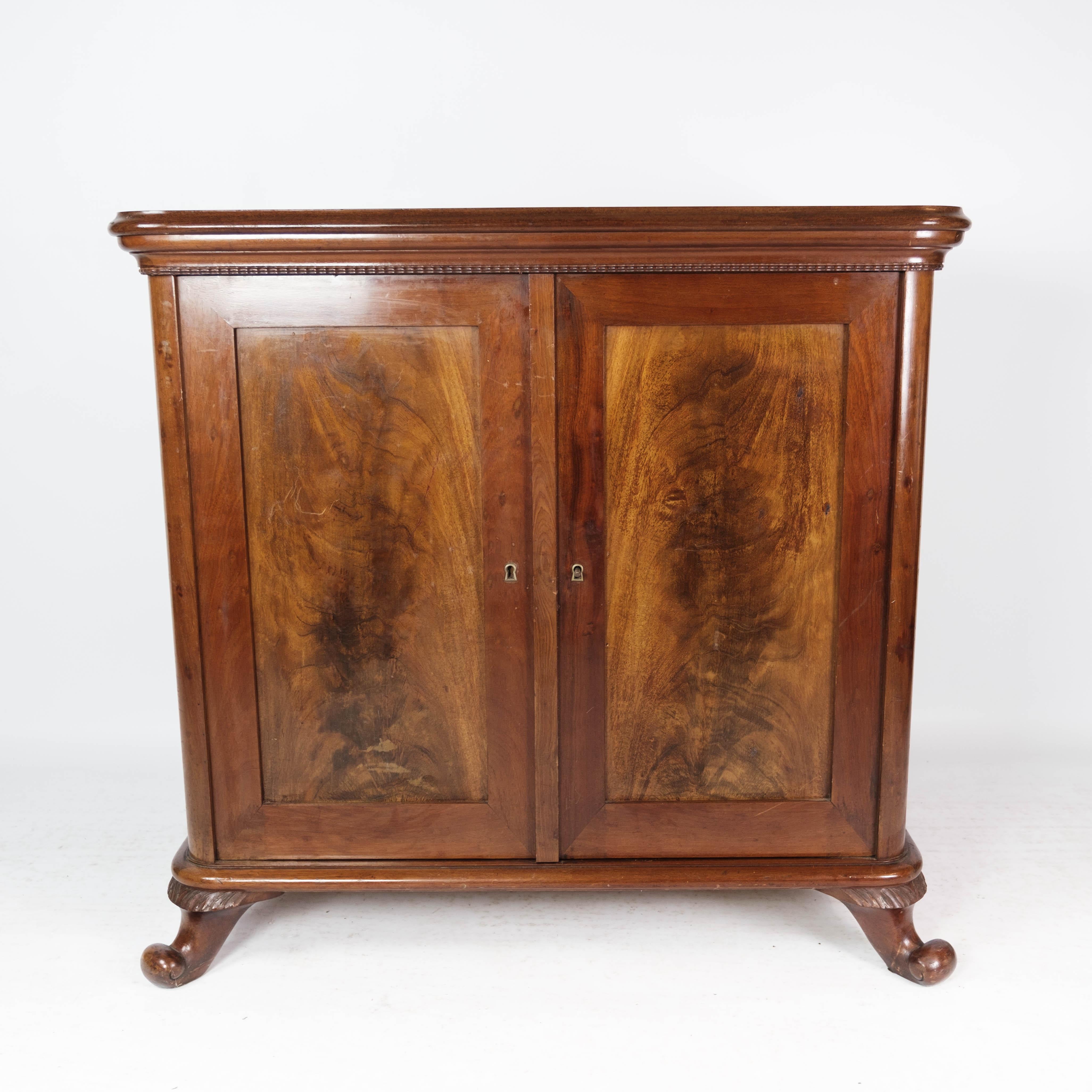 Cabinet of mahogany on feet, in great antique condition from 1890.