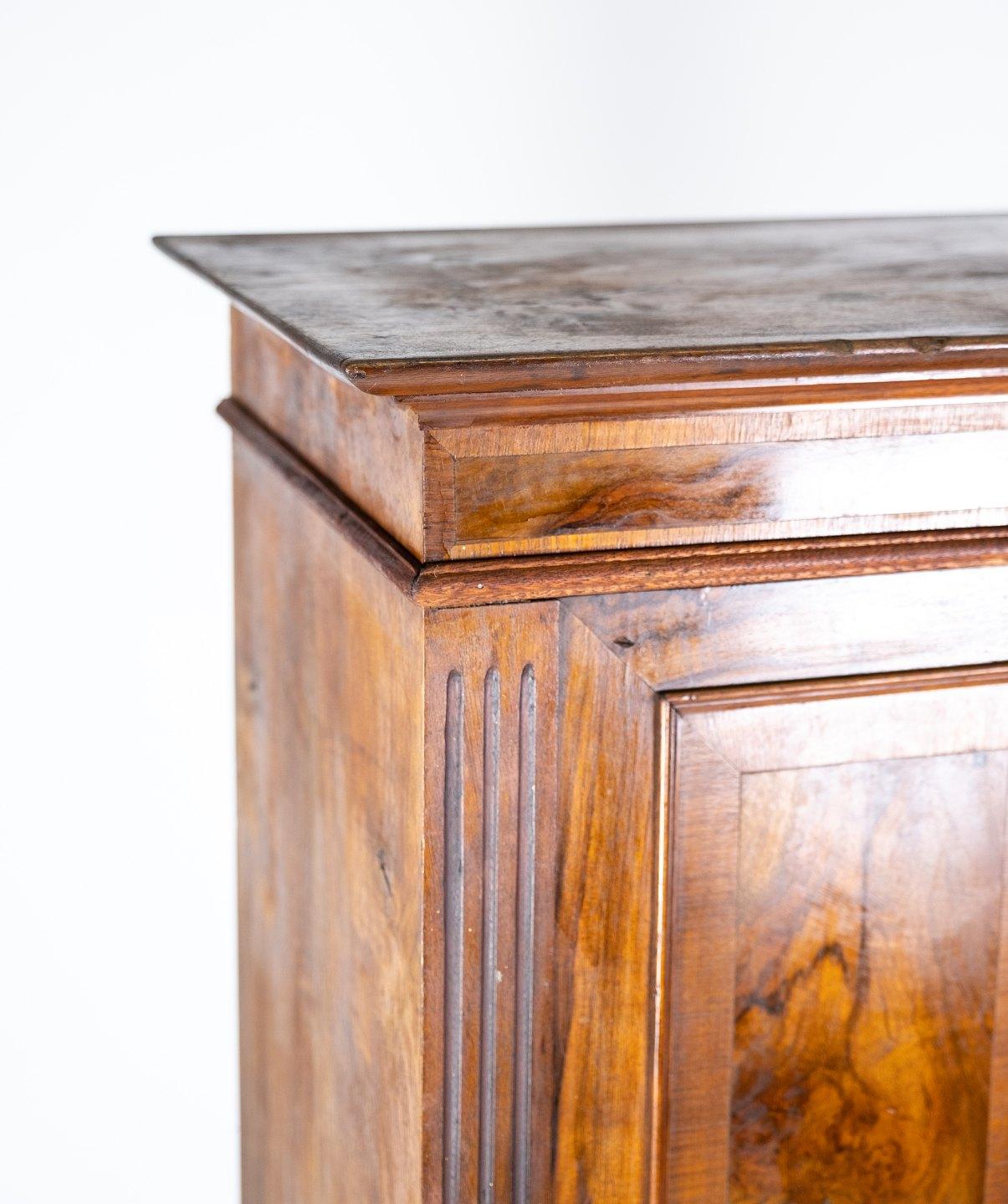 Cabinet of walnut, in great antique condition from the 1880s.
 