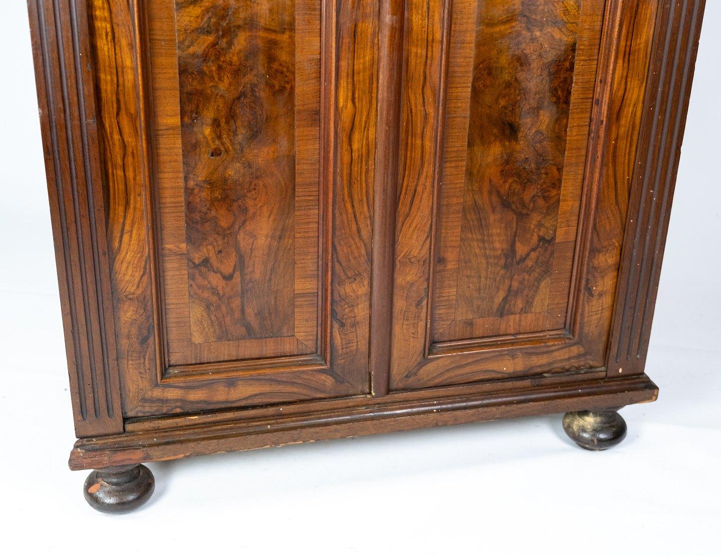 Cabinet of Walnut, in Great Antique Condition from the 1880s In Good Condition In Lejre, DK