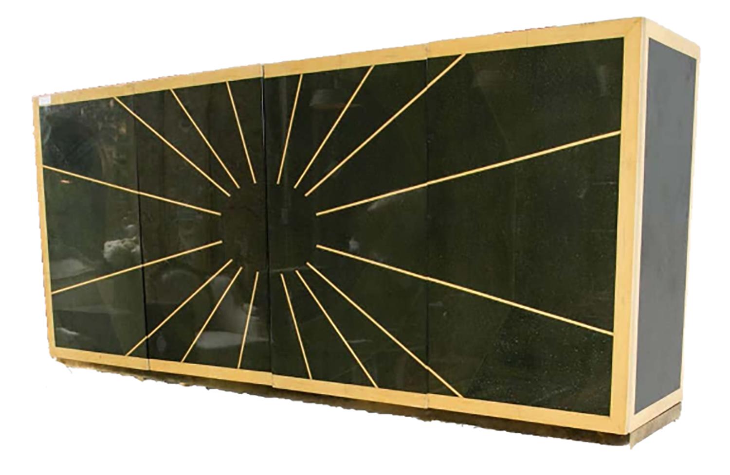 Ein wahrhaft einzigartiger Monumentalschrank. Dieses exquisite Stück mit Sonnenschliff- oder Spinnennetz-Muster ist sowohl von der Größe als auch von der Schönheit her großartig. Eine großartige Springerdarstellung mit dem Flair moderner Integrität,