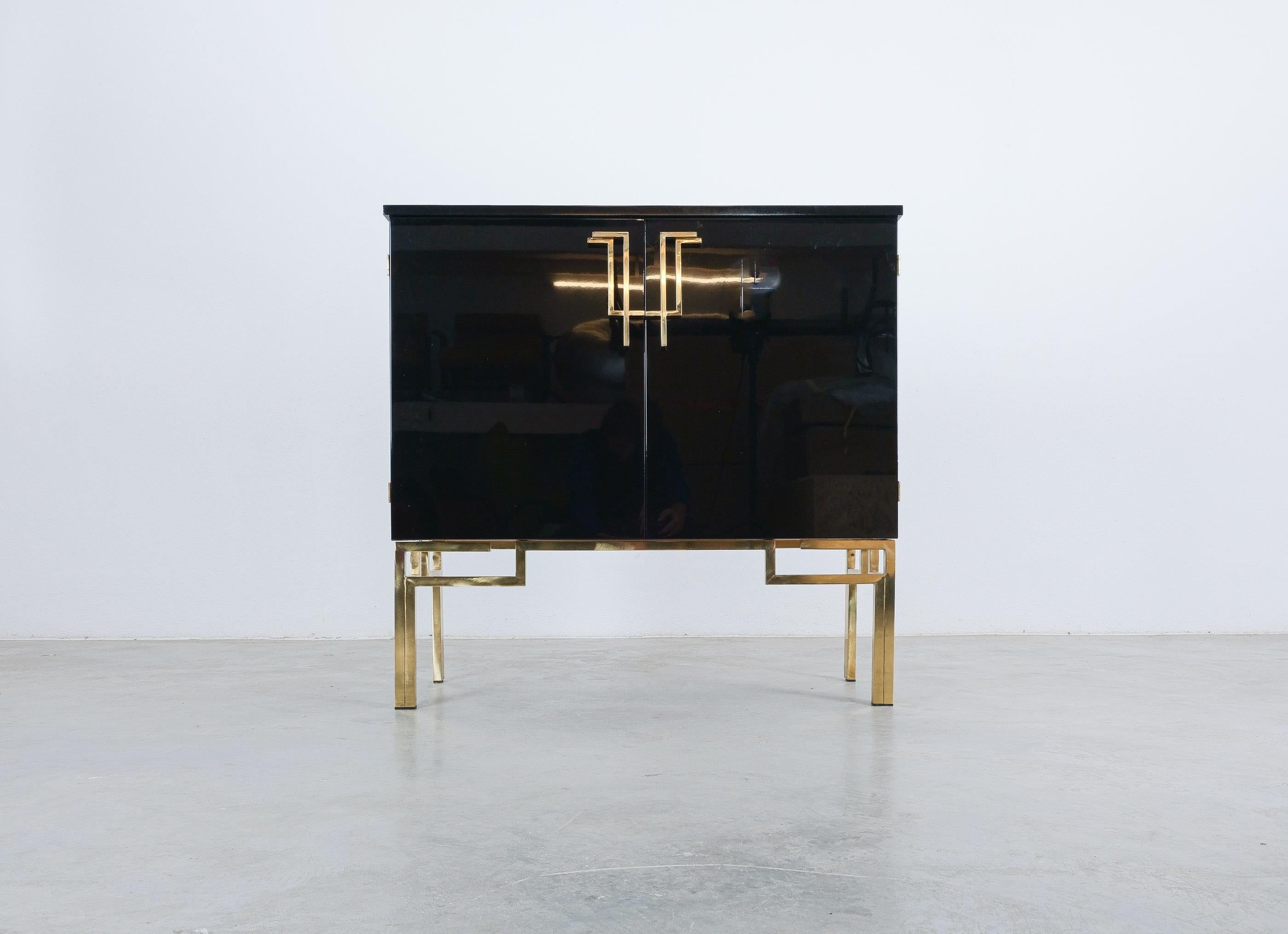 Cabinet ou bar Guy Lefevre pour Maison Jansen Laqué en laiton noir, 1970 en vente 3
