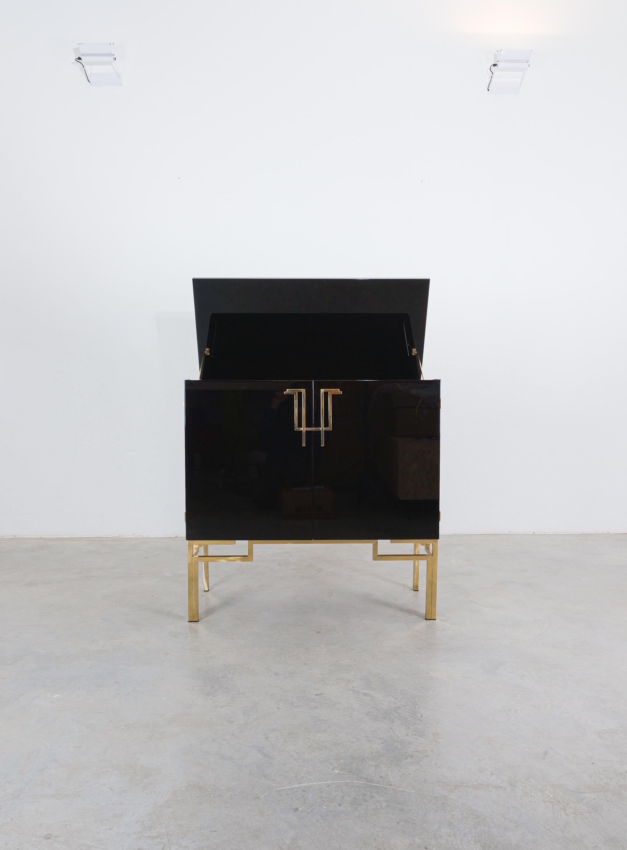 Cabinet ou bar Guy Lefevre pour Maison Jansen Laqué en laiton noir, 1970 en vente 4