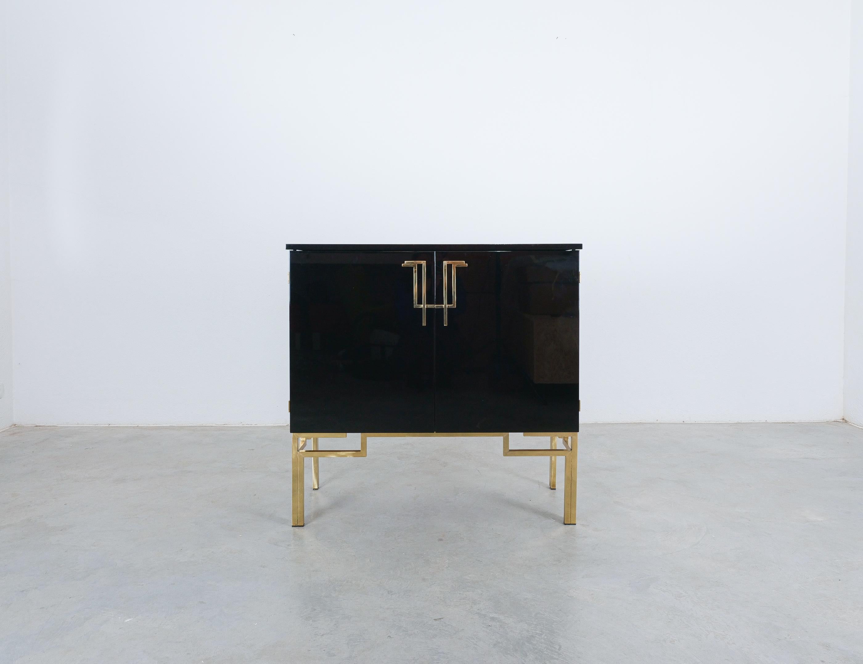 Cabinet ou bar Guy Lefevre pour Maison Jansen Laqué en laiton noir, 1970 en vente 5