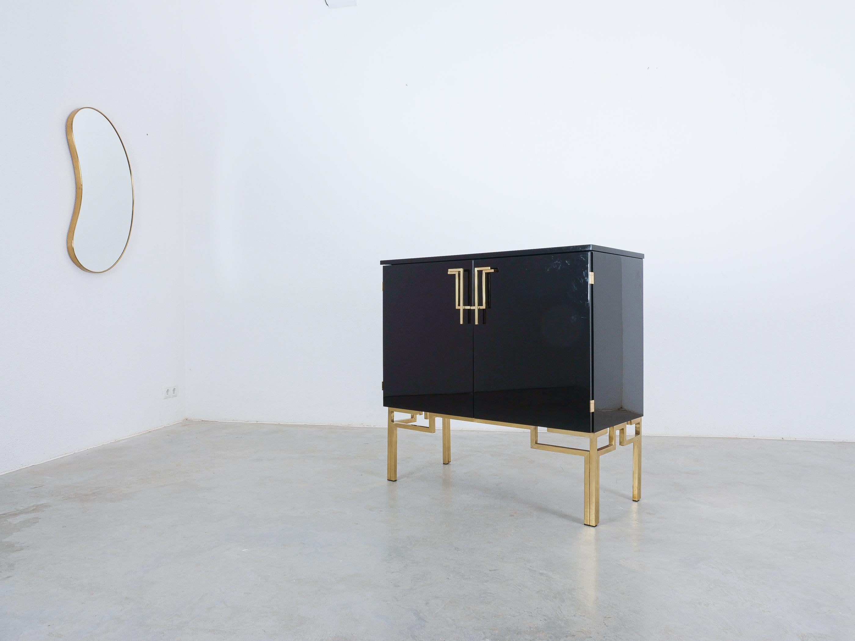 Mid-Century Modern Cabinet ou bar Guy Lefevre pour Maison Jansen Laqué en laiton noir, 1970 en vente
