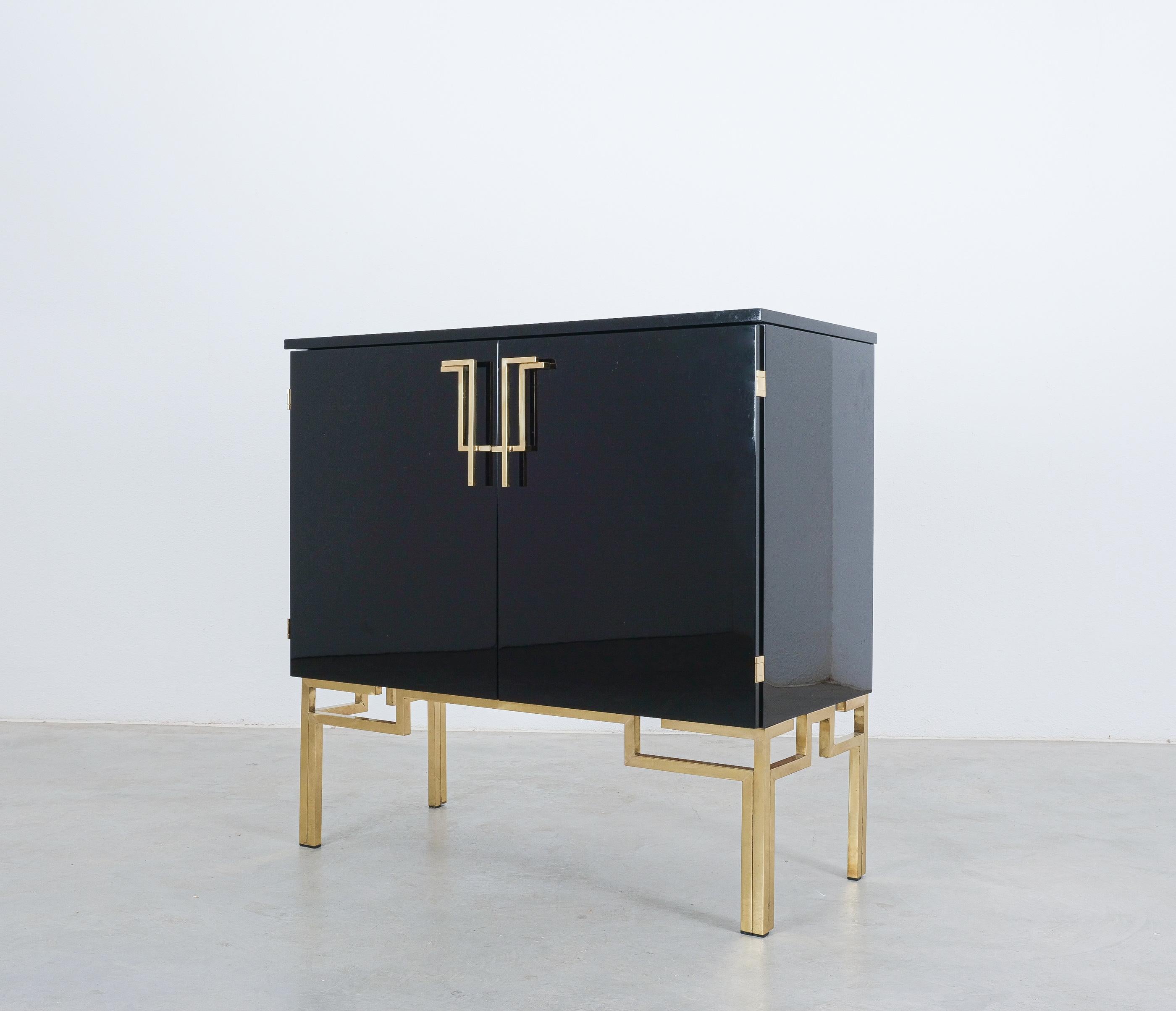 italien Cabinet ou bar Guy Lefevre pour Maison Jansen Laqué en laiton noir, 1970 en vente