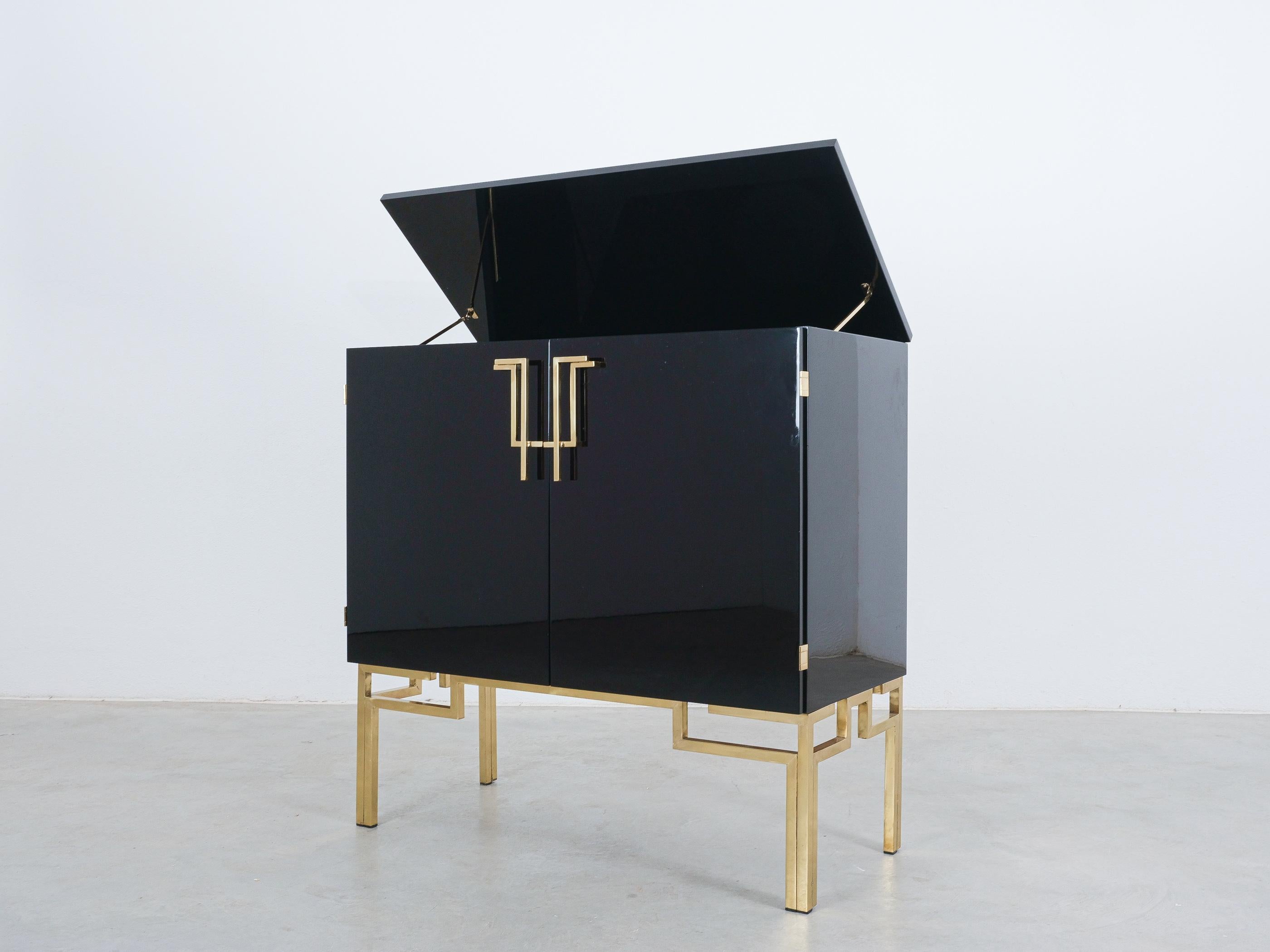 Cabinet ou bar Guy Lefevre pour Maison Jansen Laqué en laiton noir, 1970 Bon état - En vente à Vienna, AT