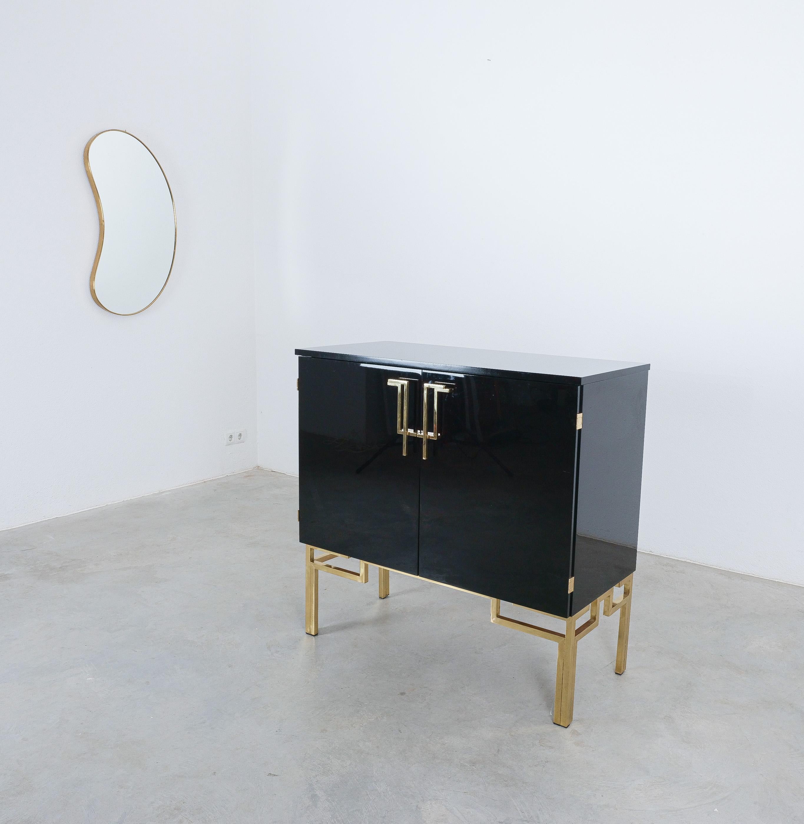 Fin du 20e siècle Cabinet ou bar Guy Lefevre pour Maison Jansen Laqué en laiton noir, 1970 en vente