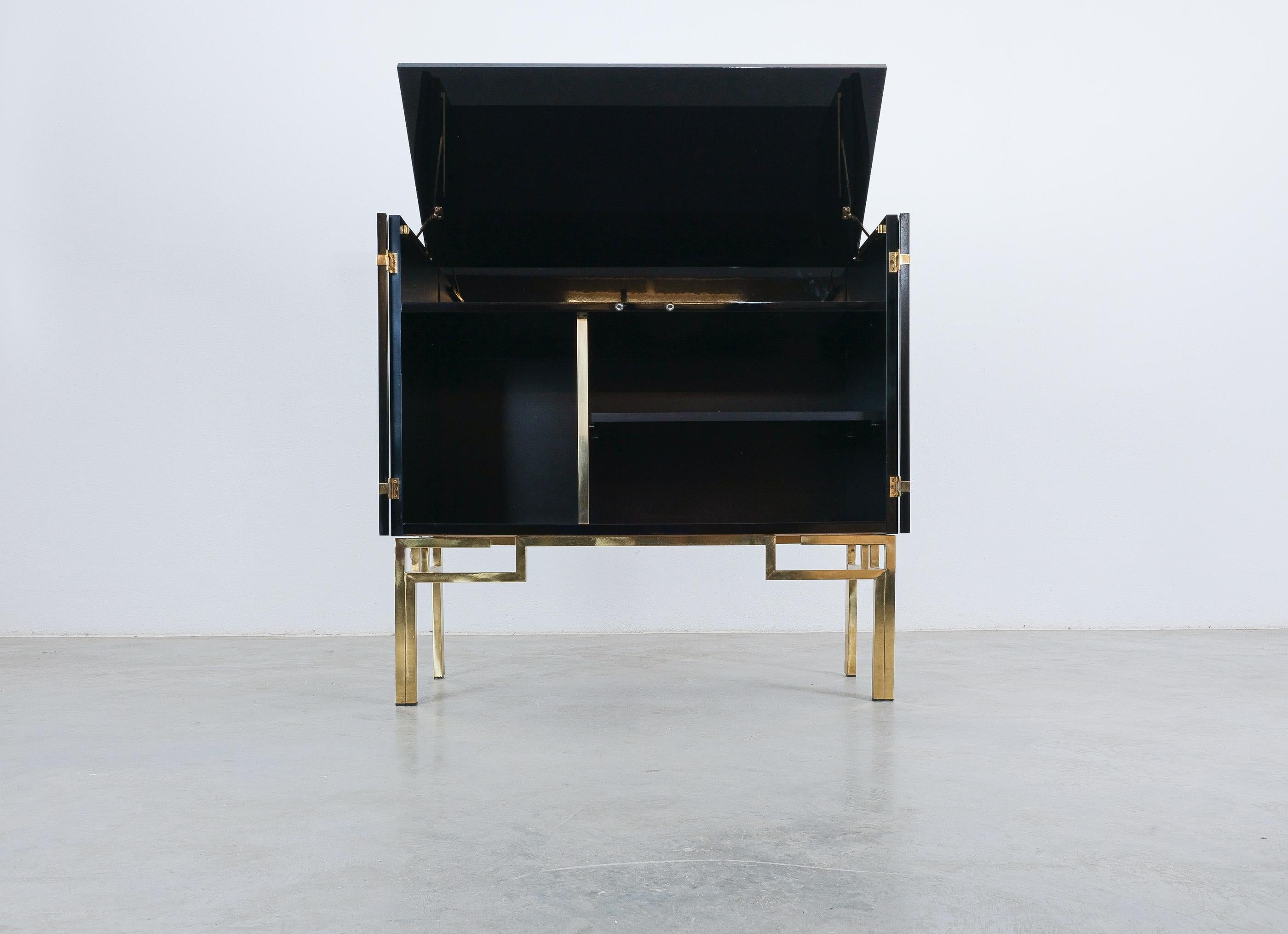 Bois Cabinet ou bar Guy Lefevre pour Maison Jansen Laqué en laiton noir, 1970 en vente