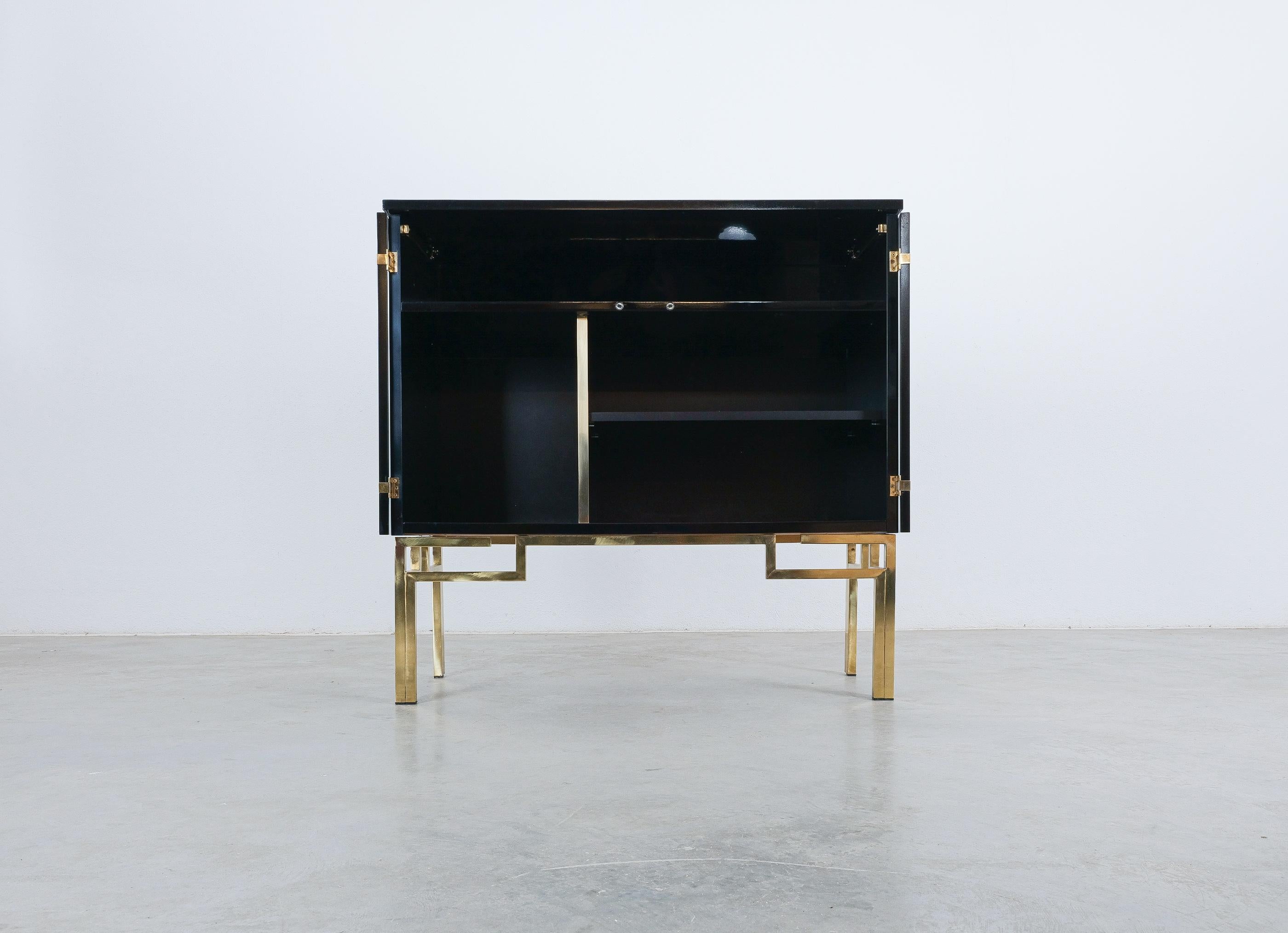 Cabinet ou bar Guy Lefevre pour Maison Jansen Laqué en laiton noir, 1970 en vente 1