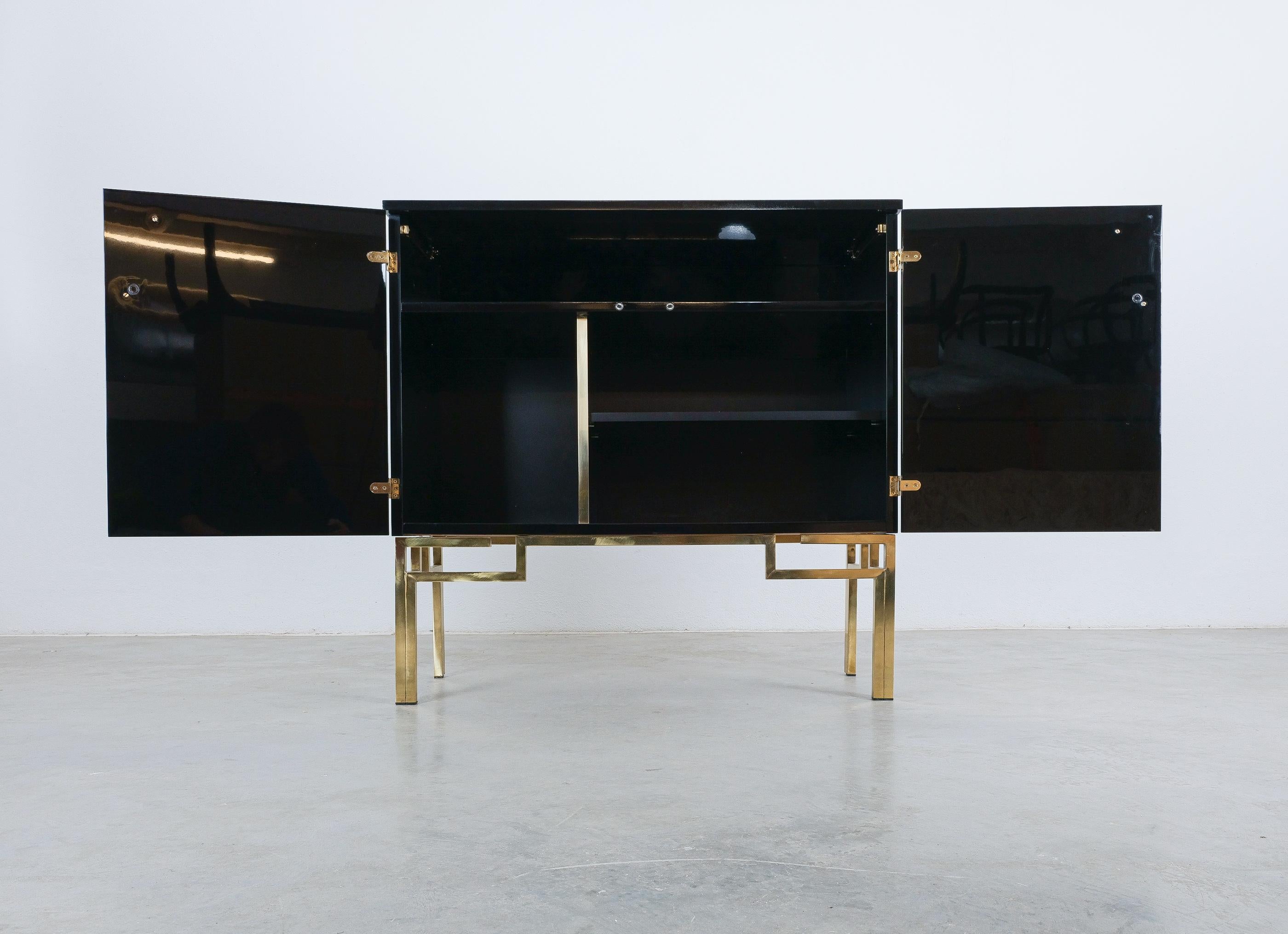 Cabinet ou bar Guy Lefevre pour Maison Jansen Laqué en laiton noir, 1970 en vente 2