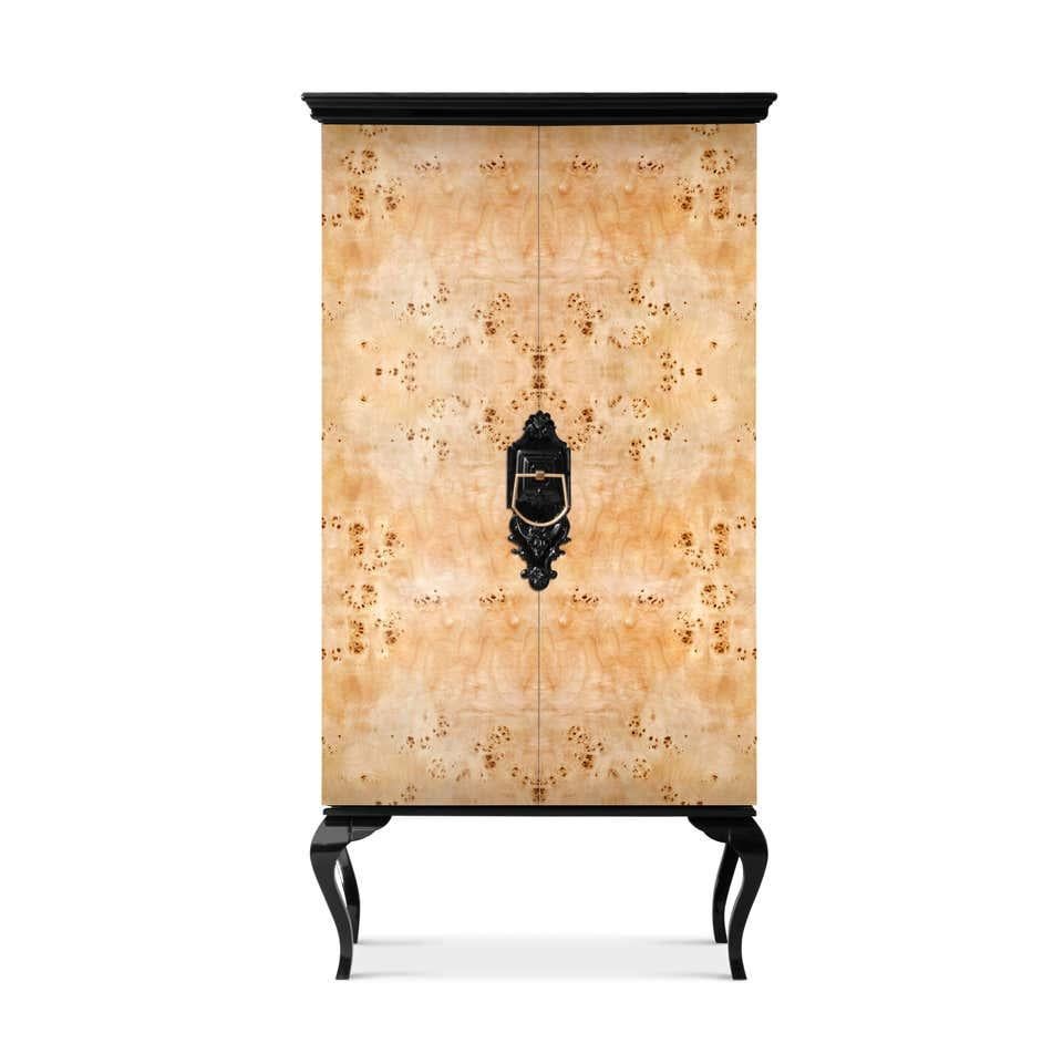 Cabinet in lacquered wood
Measures: Height 82.68 in. (210 cm)
Width 43.31 in. (110 cm)
Depth 19.3 in. (49 cm)
246 kg
Product features: Lacquered wood, poplar
veneer in the interior, hand carved mirror, glass,
wood veneer, exterior, brass