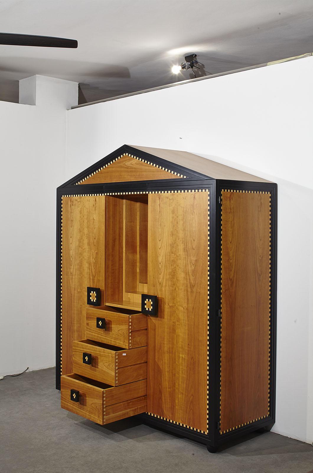 Möbel, entworfen von Paolo Portoghesi für Meccani Arredamenti im Jahr 1980. Der Schrank ist mit drei zentralen Schubladen, die die beiden Seitentüren unterteilen, und einem eingebauten Spiegel ausgestattet. Unter dem Spiegel befindet sich eine