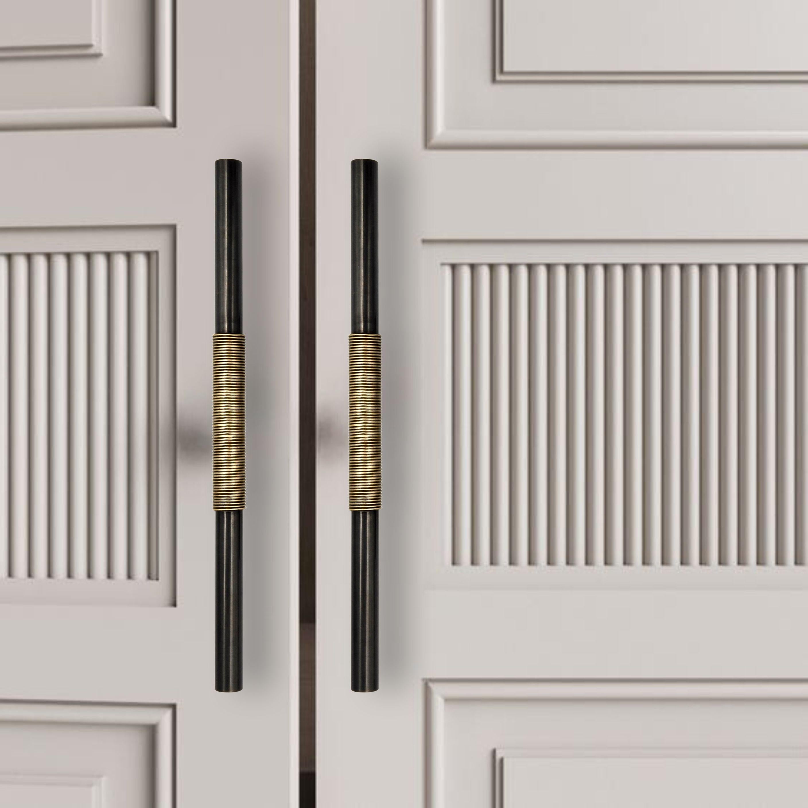 XXIe siècle et contemporain Tirette de meuble en laiton patiné gunmetal barrel et fils en laiton antique gold 30 en vente