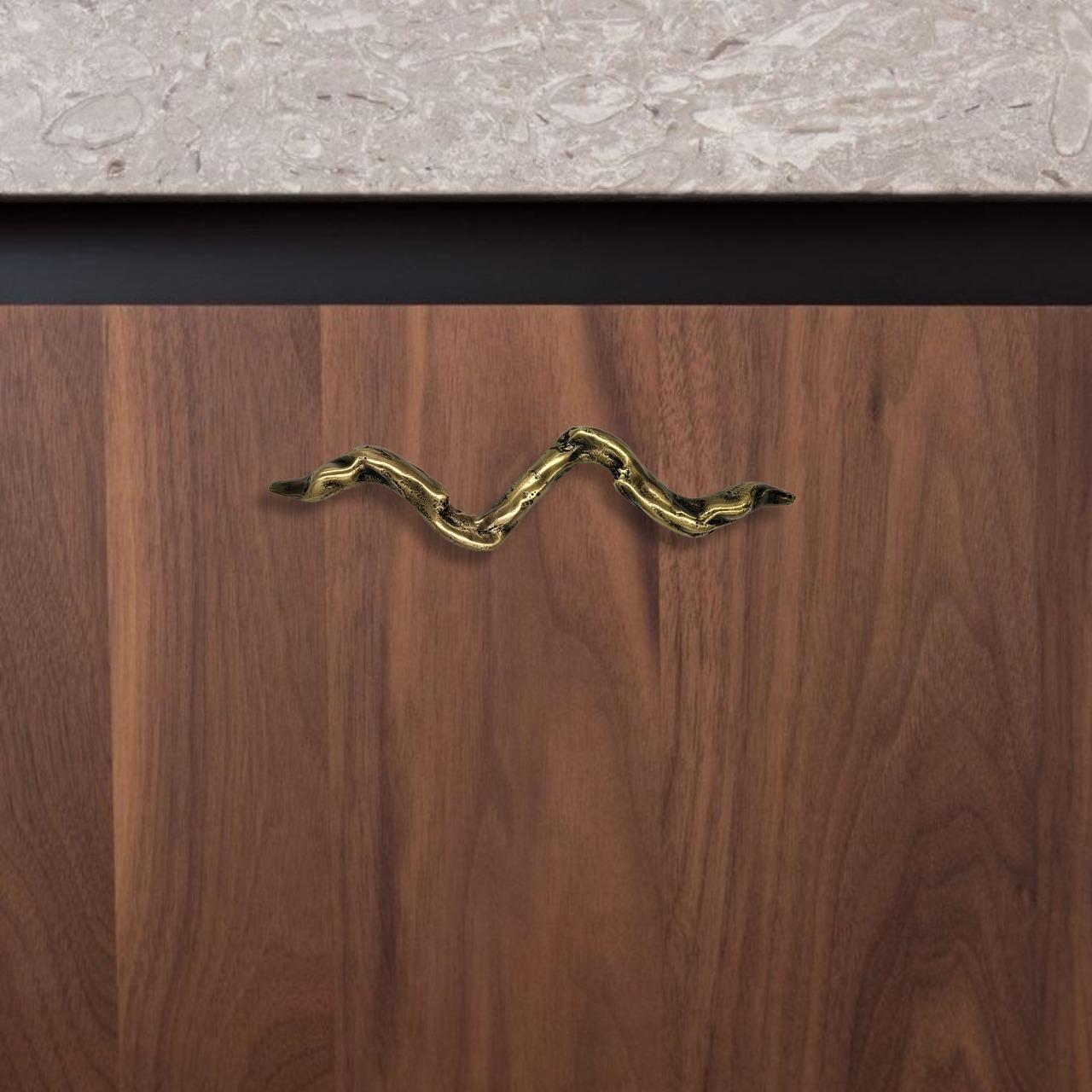 Tirador de armario de latón macizo : Elegancia orgánica y diseño natural Siglo XXI y contemporáneo en venta