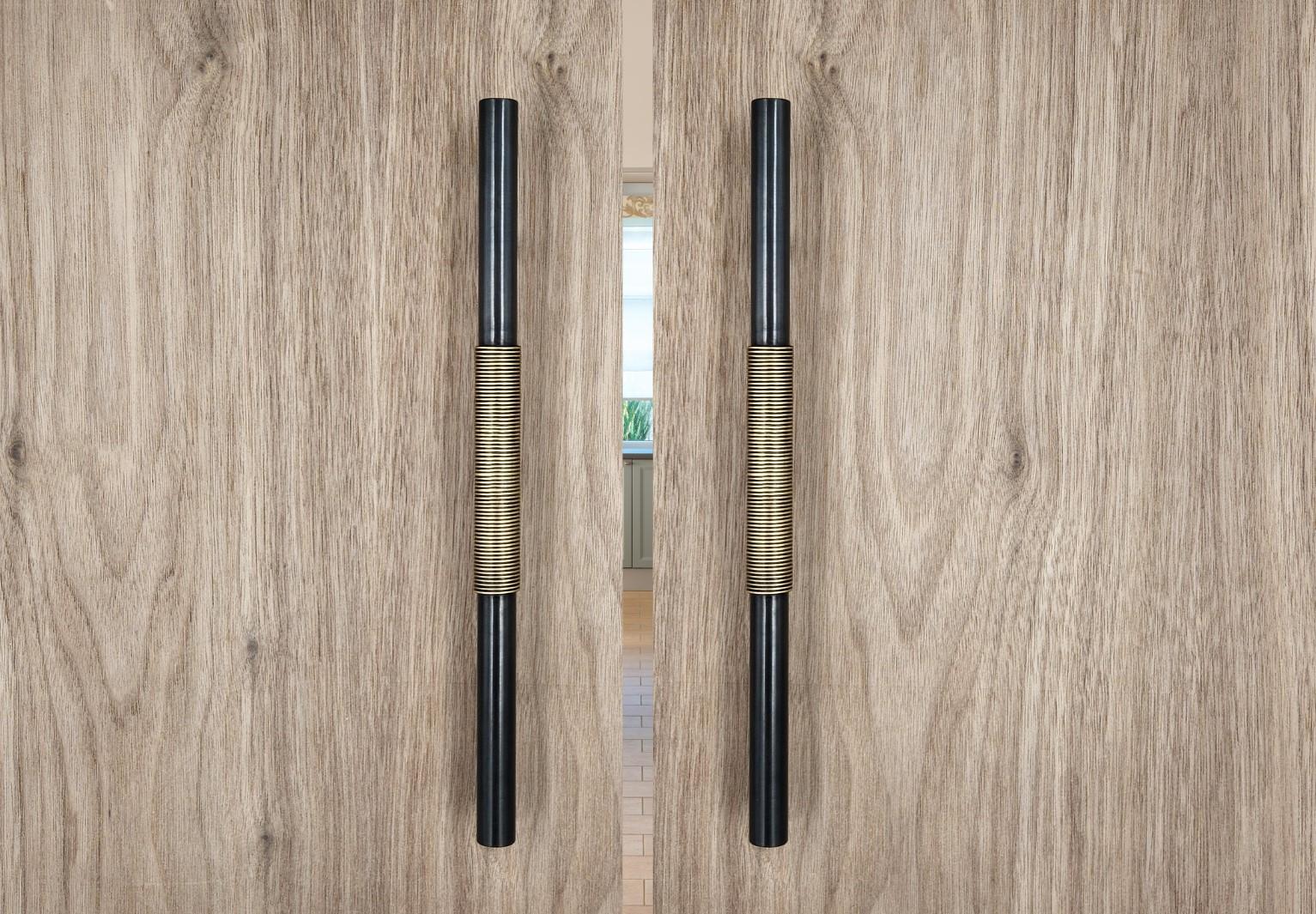 La tirette de meuble PT/NO/07/30cm est entièrement fabriquée à la main par des maîtres artisans dans notre atelier. Chaque fil de laiton est méticuleusement façonné et enroulé manuellement autour du tube en laiton patiné gunmetal, créant une texture