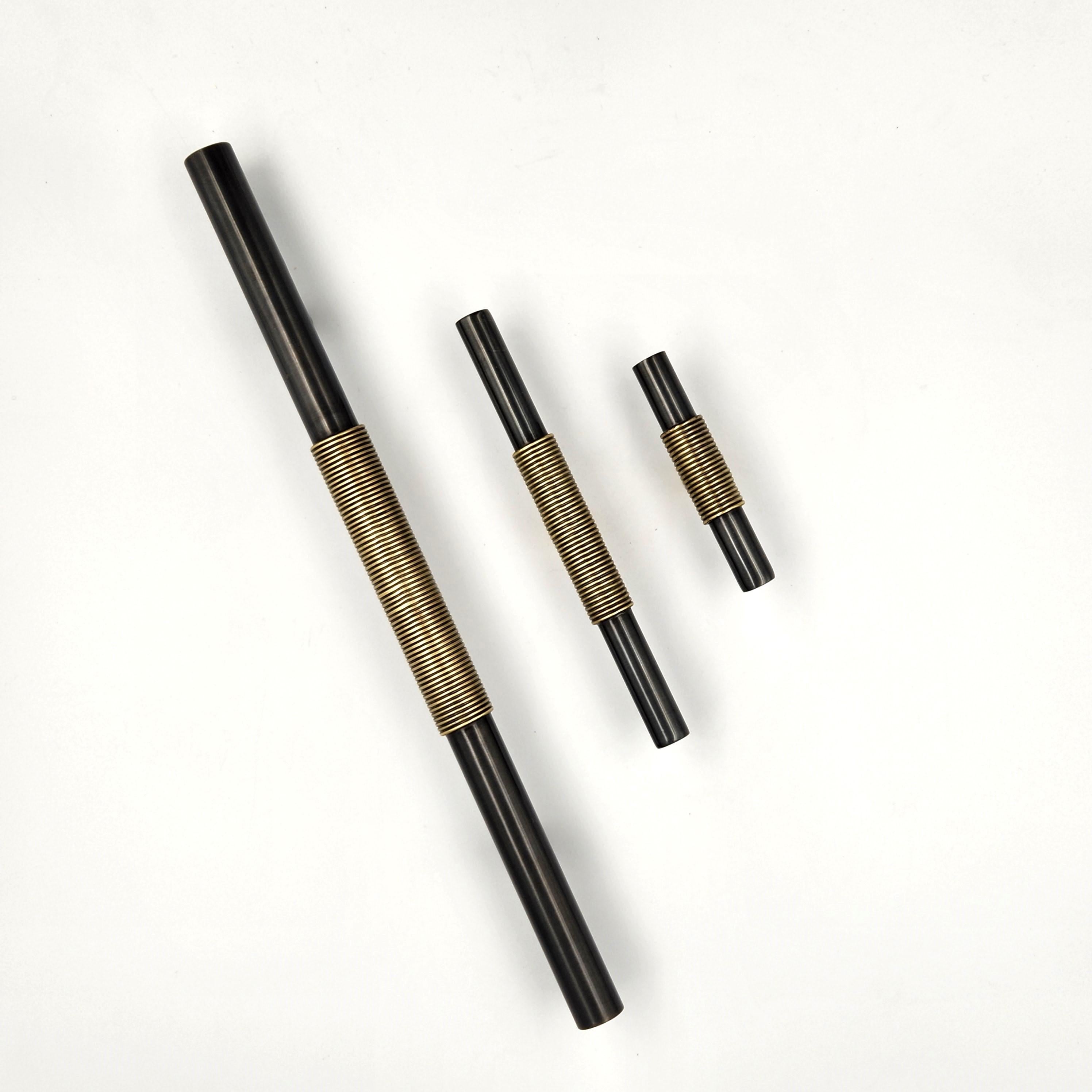 Marocain Tirette de meuble en laiton patiné gunmetal barrel et fils en laiton antique gold 30 en vente