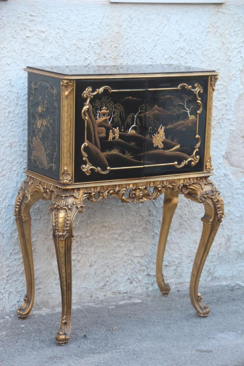 Cabinet Rococo Black and Gold Italian Mid-Century Modern Chinese Lacquer Scenes For Sale 6
