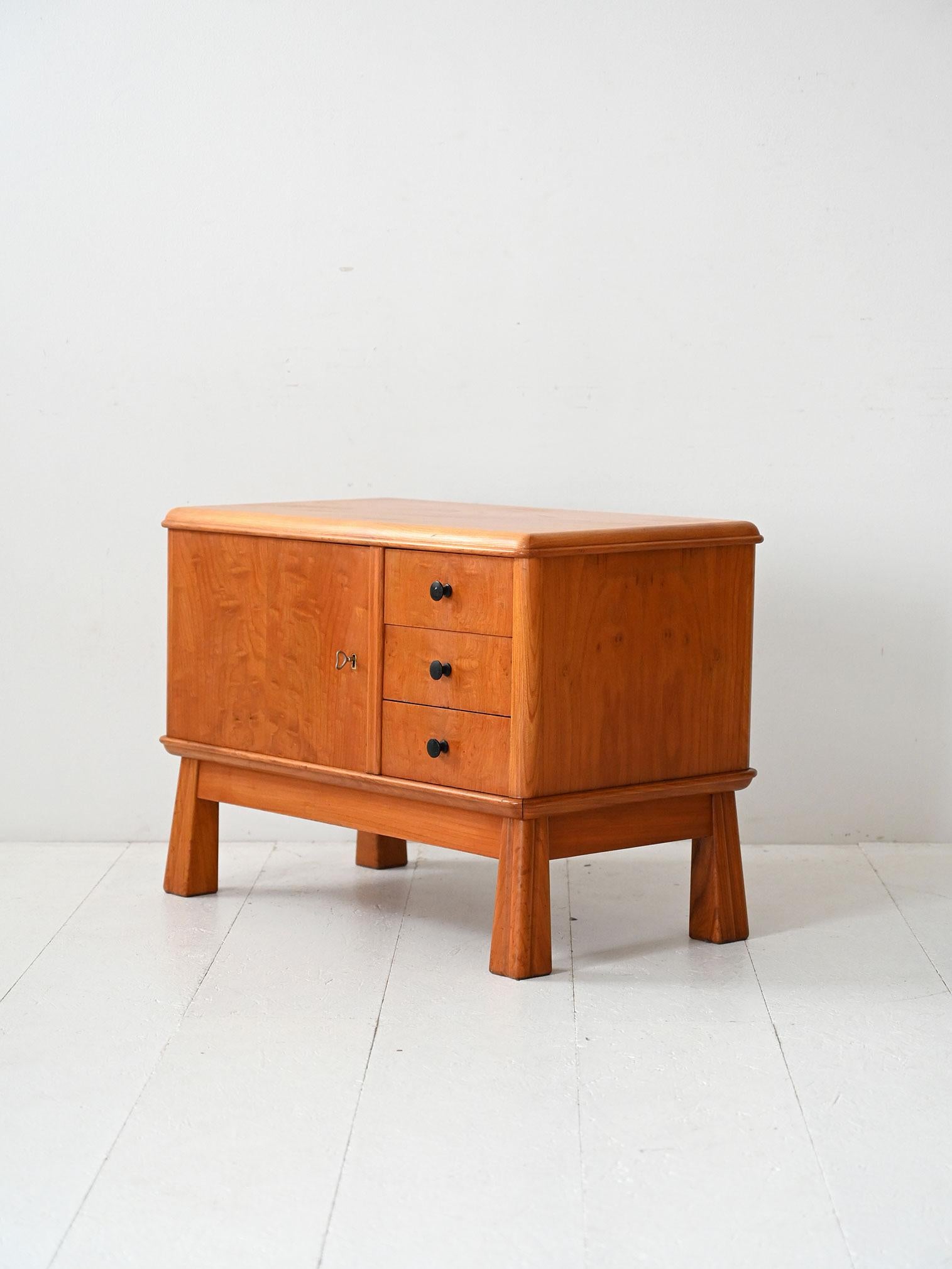 Scandinavian deco cabinet in elm In Good Condition For Sale In Brescia, IT
