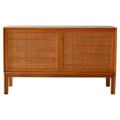 Cabinet scandinavo in rovere con ante in rattan