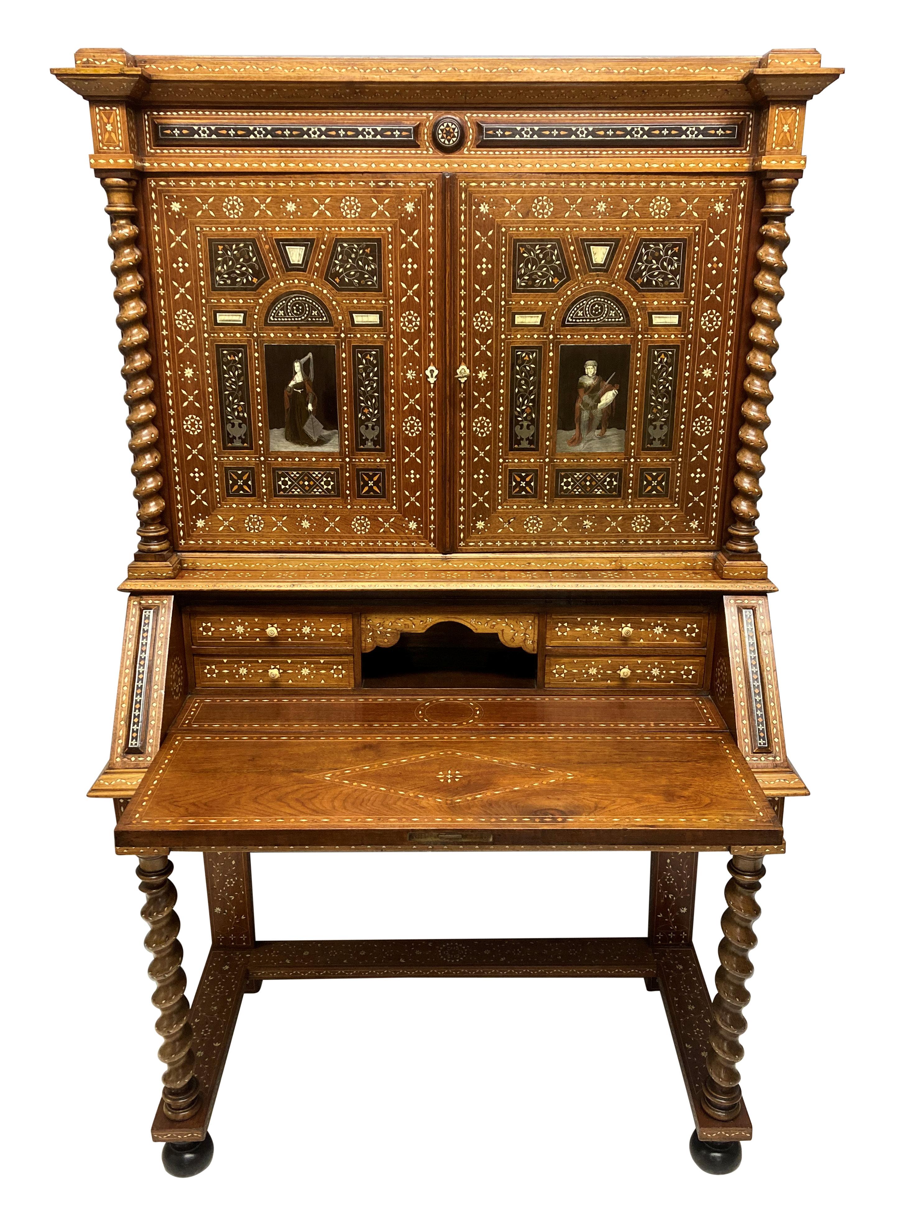 Un pregiato armadio secretaire italiano di Adriano Brambilla. Il mobile, decorato in modo elaborato, poggia su una base con gambe a torsione d'orzo e cassetto a fregio, che sostiene un secretaire con cassetti e un ripiano per scrivere. L'armadio