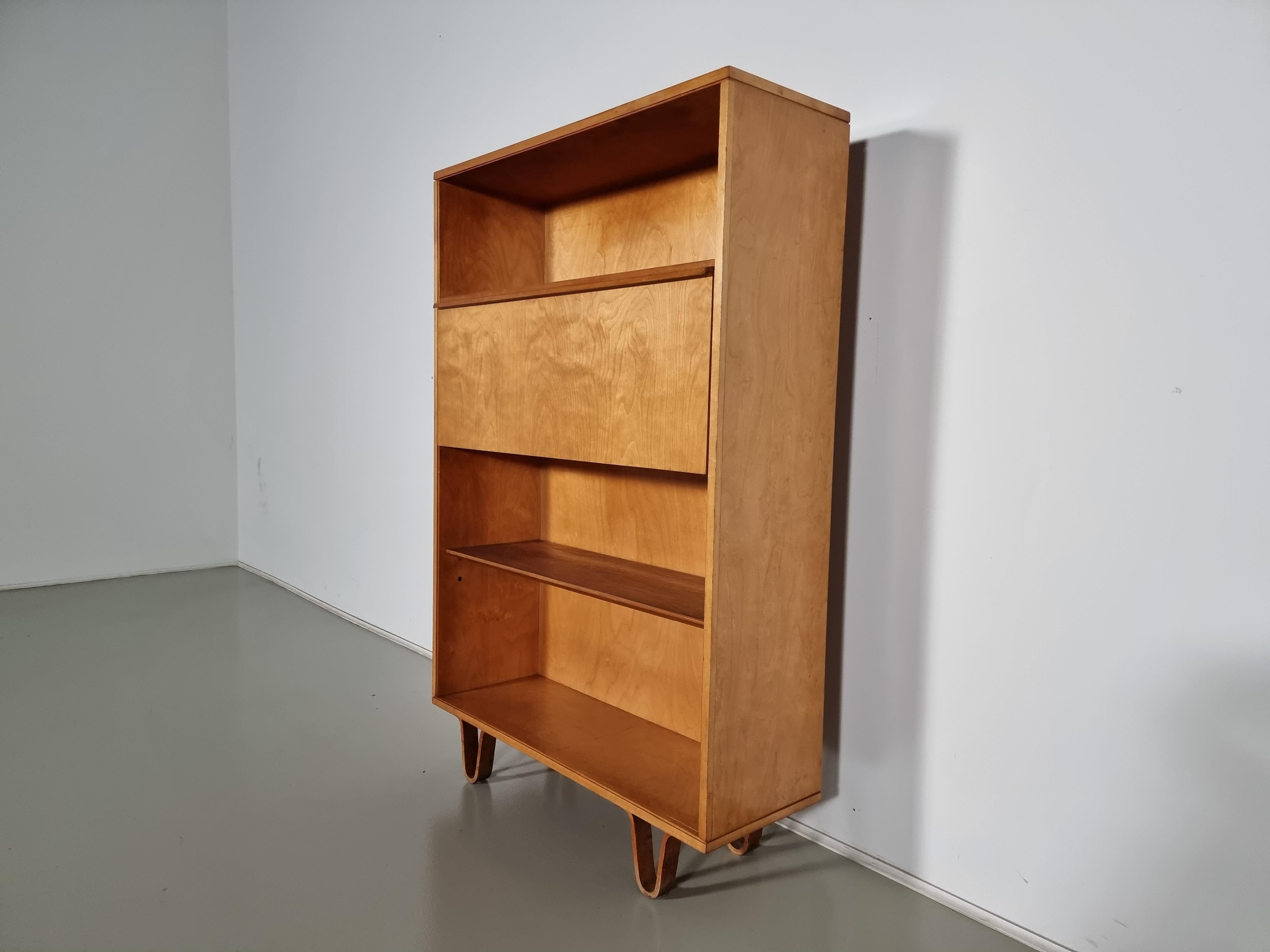 A wonderful piece from the Birch - series with distinctive laced legs. Designed by Cees Braakman for Pastoe in the early 1950s. Bookcase with 2 shelves and a drop-down desktop with a beautiful interior for letters and office papers.

Cees Braakman