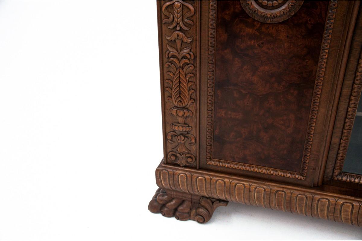 Noyer Armoire sur pattes de lion, Allemagne, début du 20e siècle en vente