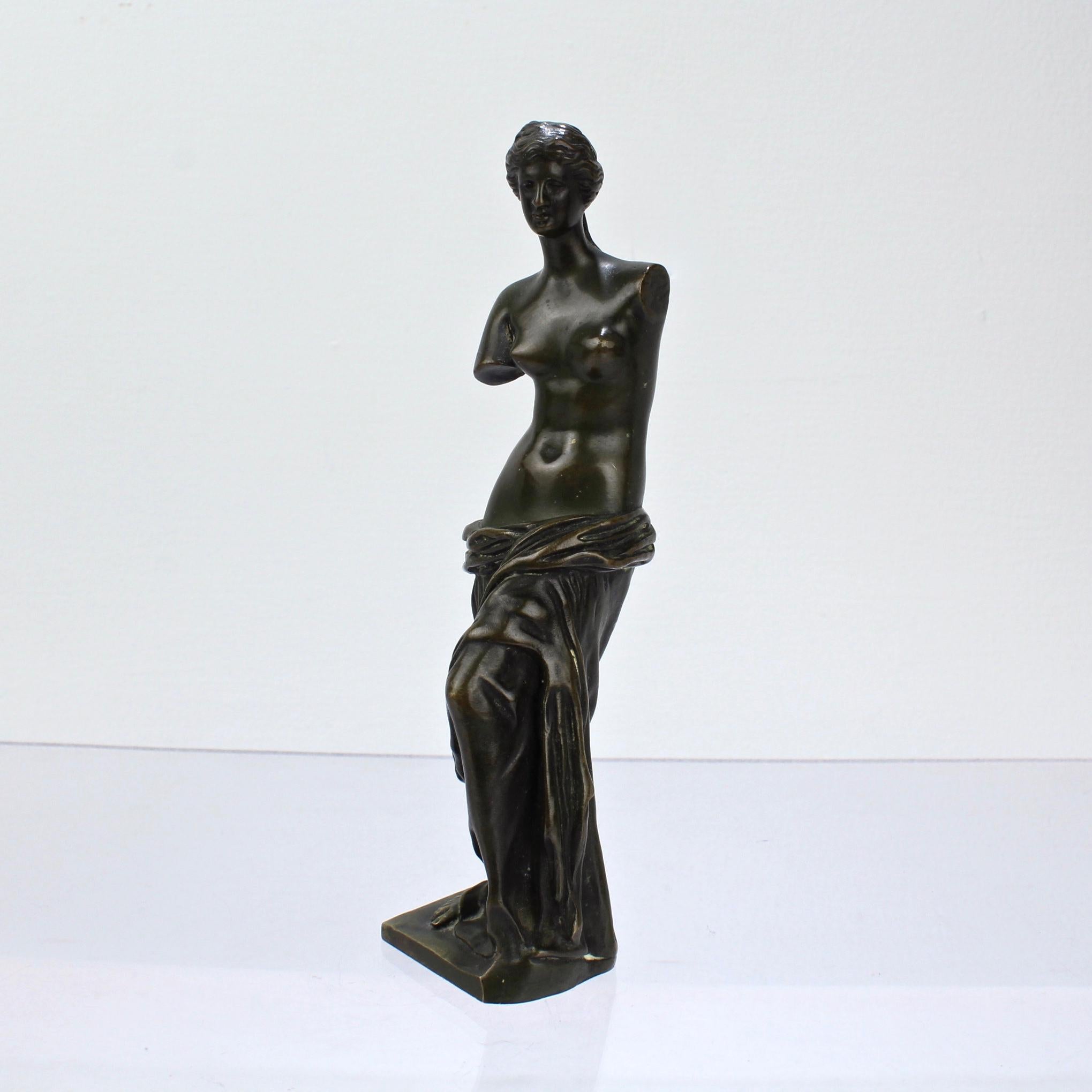 Un beau bronze de la Vénus de Milo d'après Sauvage.

De taille réduite, il est parfait pour le bureau, la cheminée ou la vitrine. 

Il s'agit tout simplement d'un magnifique petit bronze dans la tradition des objets du Grand Tour ou de la