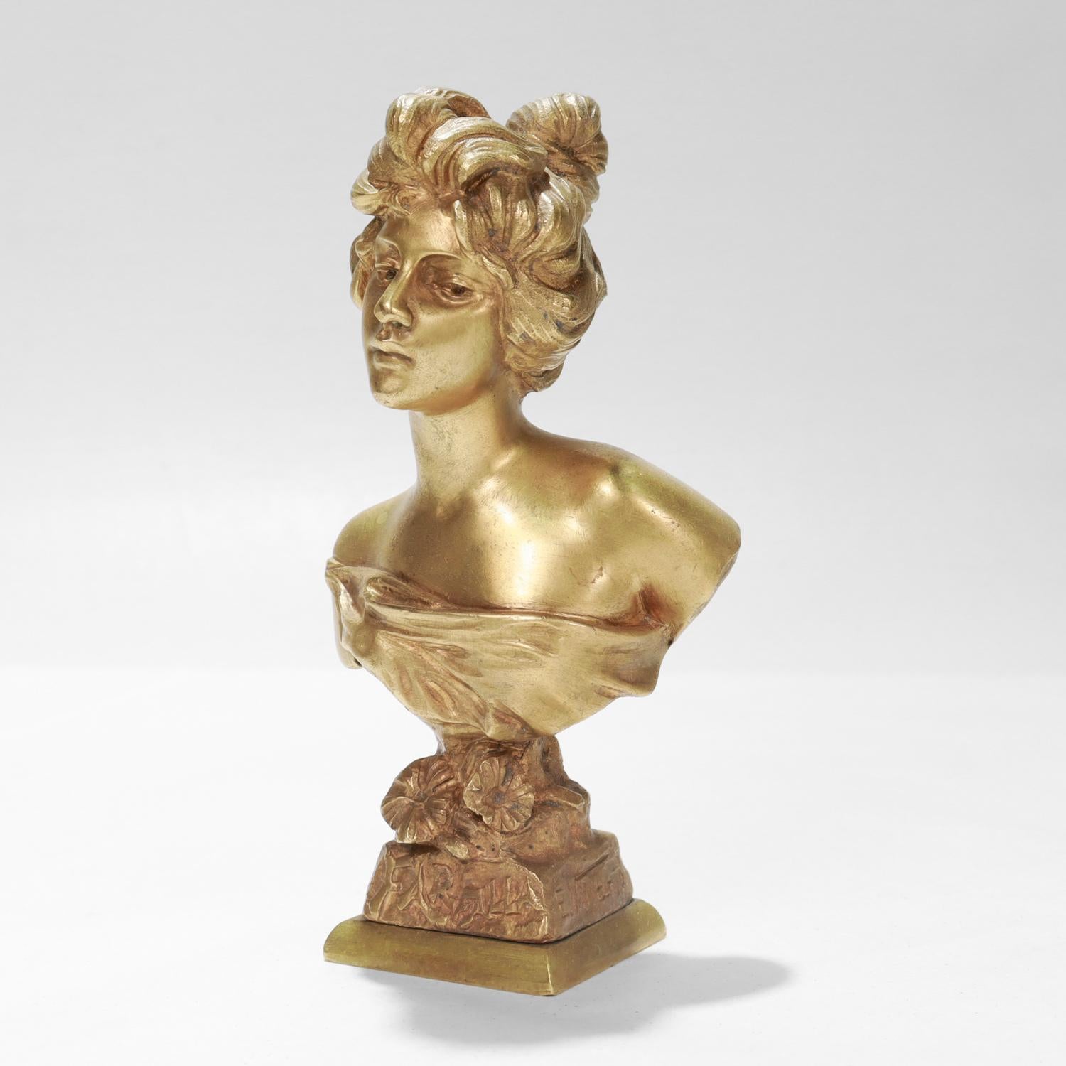 A fine cabinet-sized bronze bust of a beauty.

After Emmanuel Villanis, French (1858 - 1914). 

Entitled 'Farfalla'

Depicting a beautiful woman with raised hair, bare shoulders, and drapery supported by a plinth with flowers.

Bearing an embossed