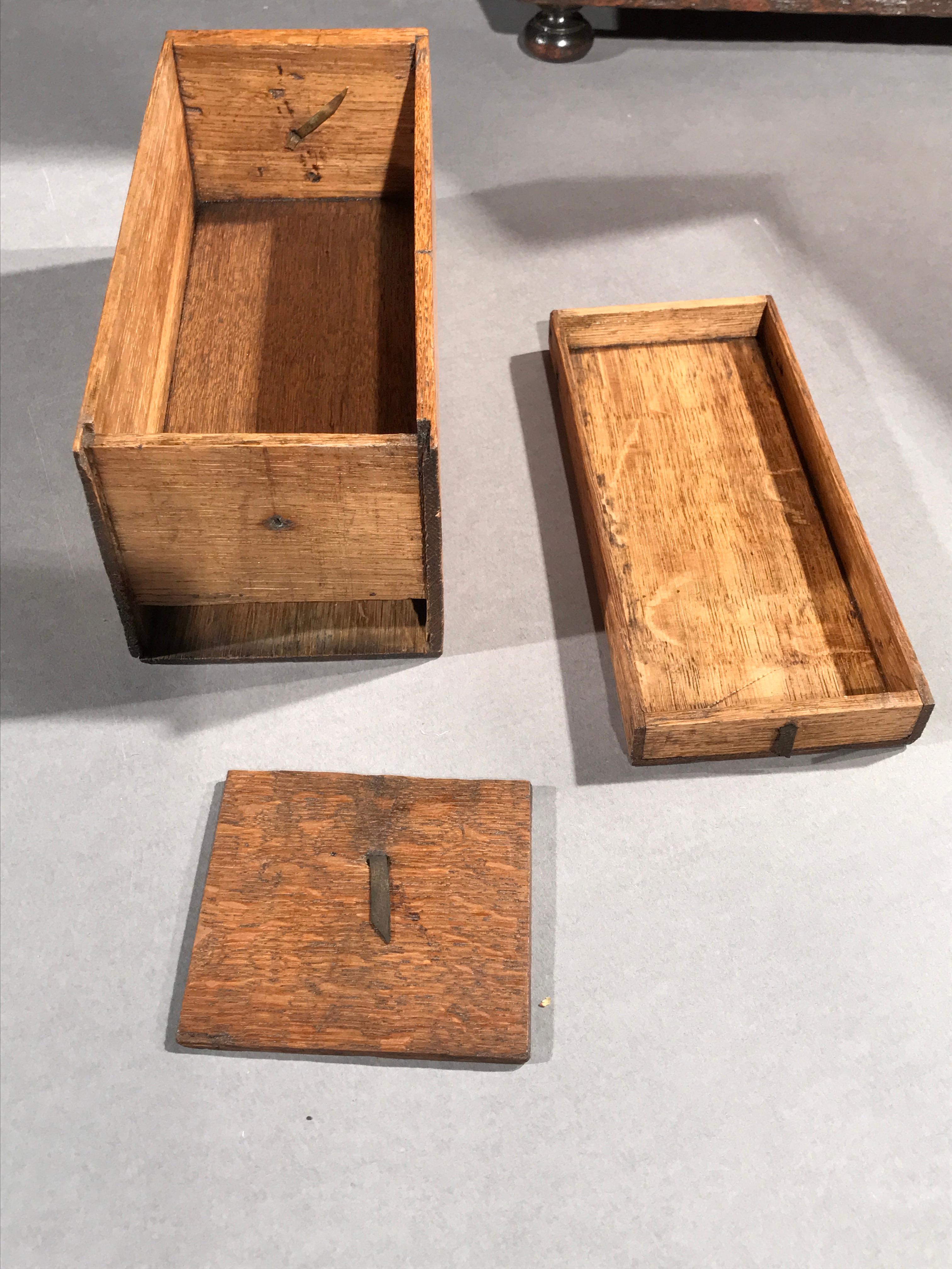Petit meuble de rangement en chêne avec moulure géométrique en bois de cèdre et bois fruitier, à pointes en vente 7