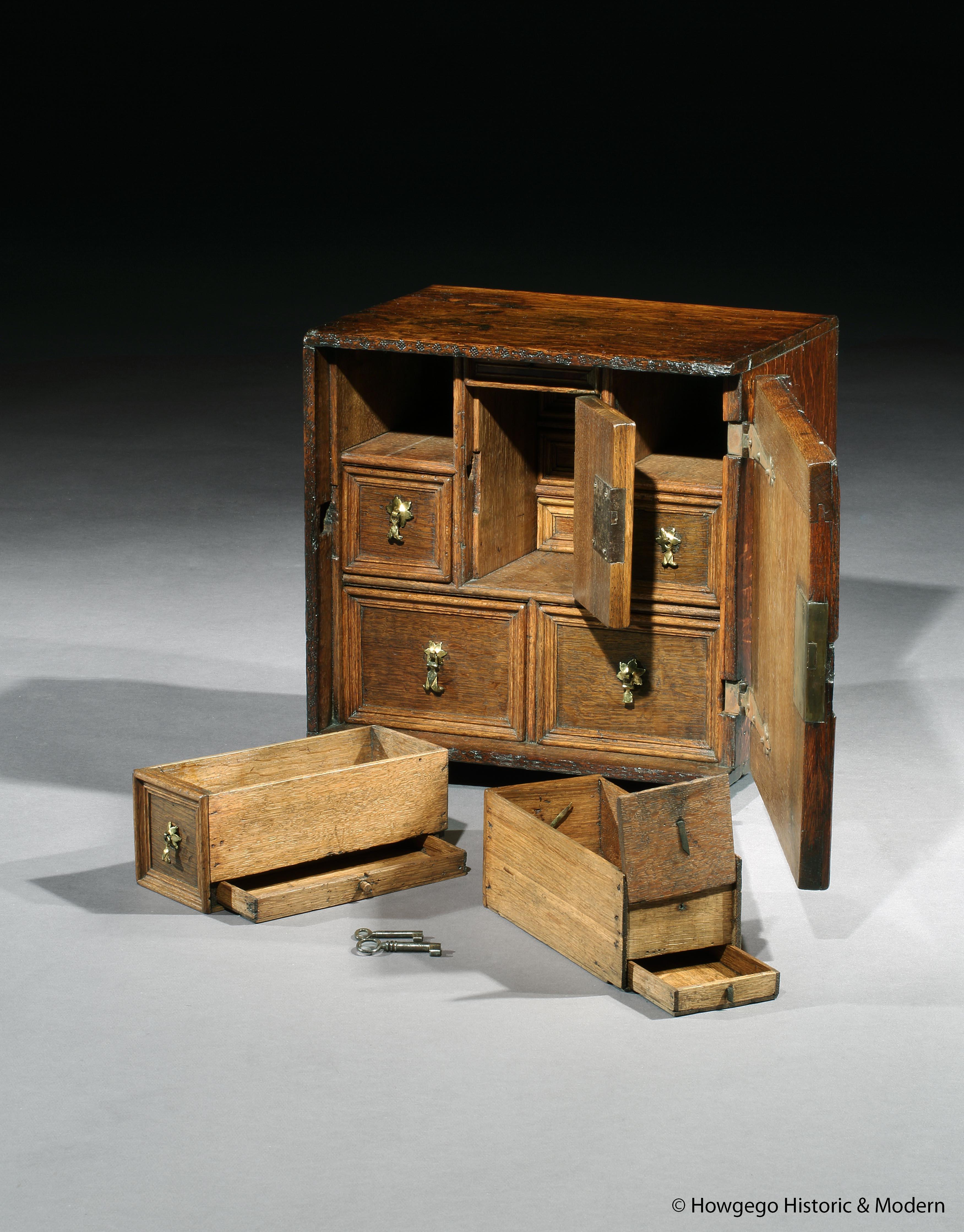 Baroque Petit meuble de rangement en chêne avec moulure géométrique en bois de cèdre et bois fruitier, à pointes en vente
