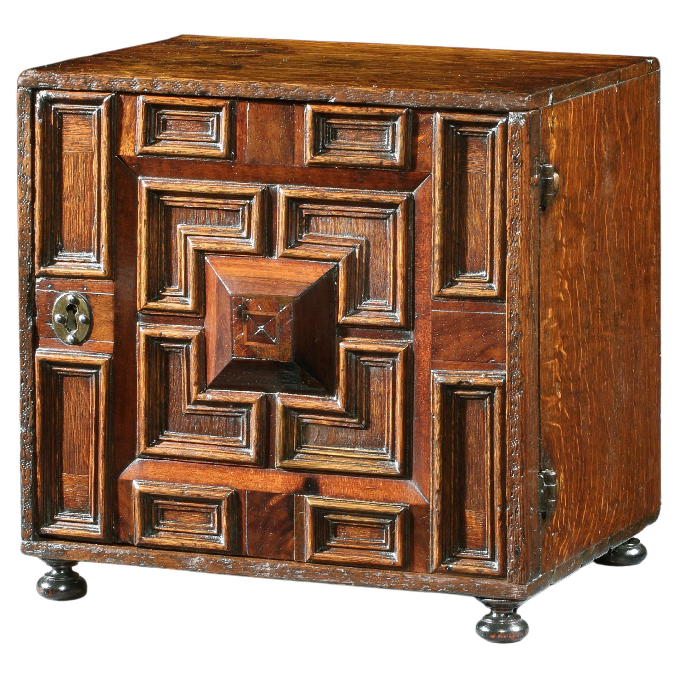 Petit meuble de rangement en chêne avec moulure géométrique en bois de cèdre et bois fruitier, à pointes en vente
