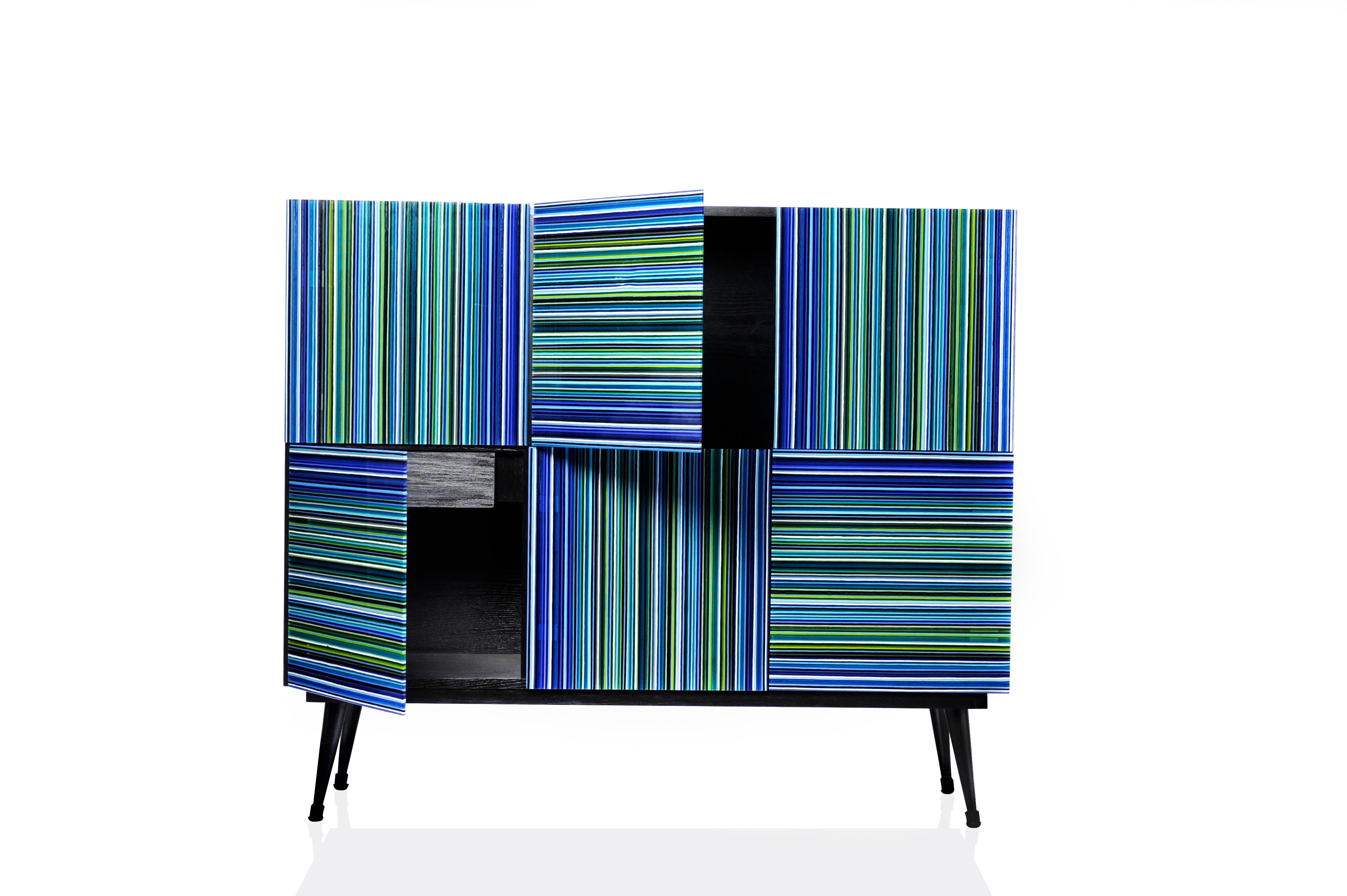 Armario diseñado por Orfeo Quagliata en colaboración con Taracea Furniture. Un objeto de vidrio fundido creado con la exclusiva técnica del código de barras. El diseño sencillo y retro de la vitrina, combinado con la excepcional pericia del