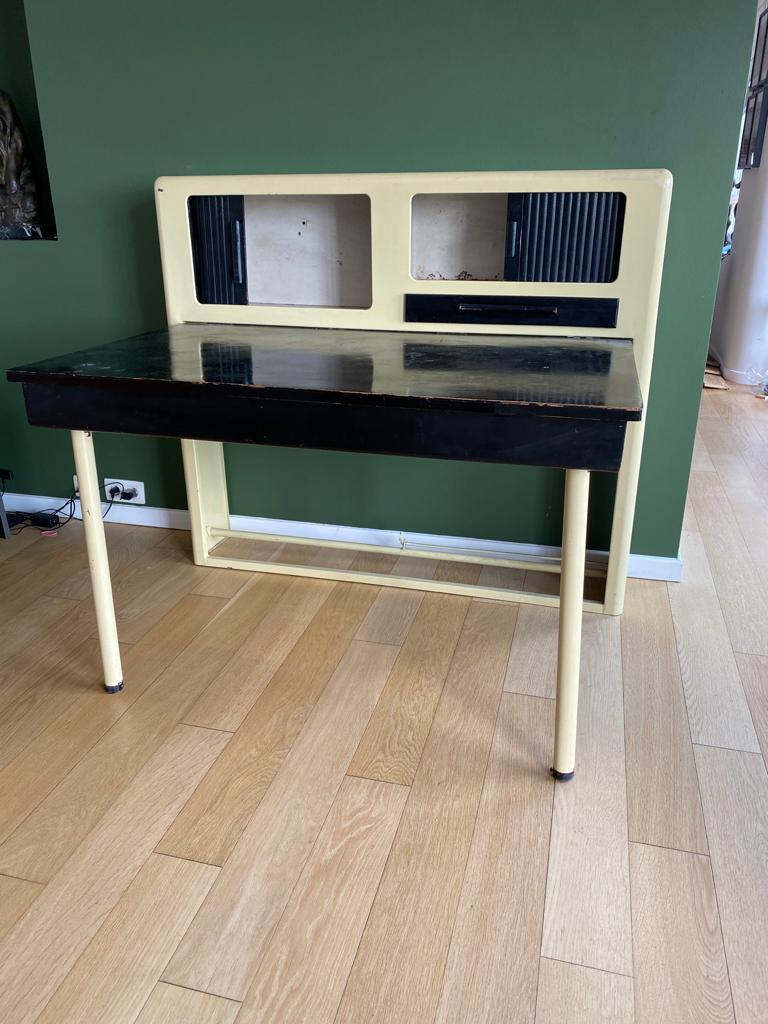 Original British folded desk : Modern from 1930s-1940s. The body and the feet are in cream painted metal. Very original and rare drop-down desk-cabinet.
Modernism in Britain.
Designer: Unknown.
Brand: WM. HEAP & CO. LTD.
The Top of the desk is