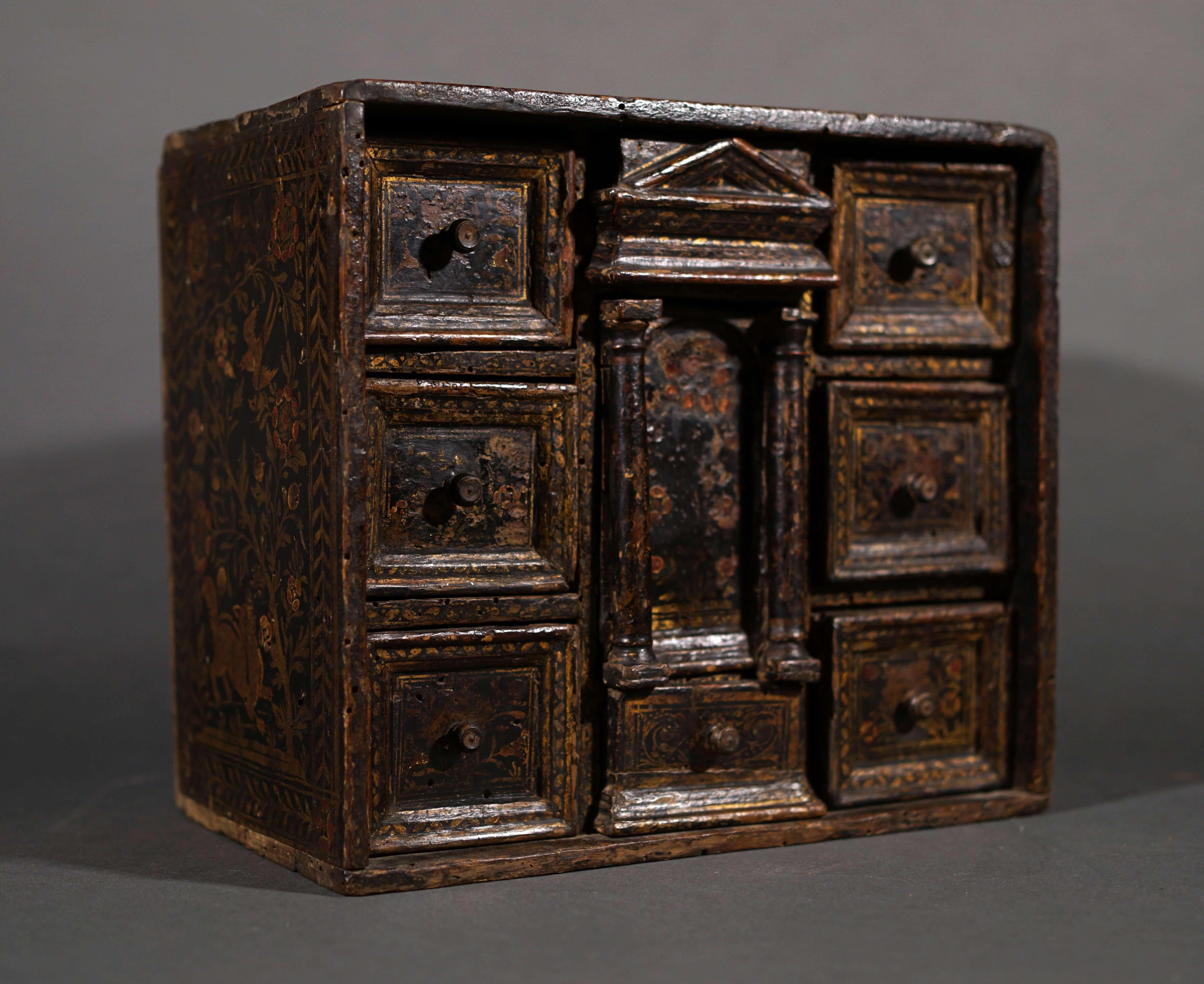 Eccezionale stipo in legno laccato e dorato, Venezia, ultimo quarto del XVI secolo.
La facciata architettonica è incentrata su un timpano sorretto da colonne che ricordano i templi antichi, fiancheggiate da cassetti. All'interno è nascosto un