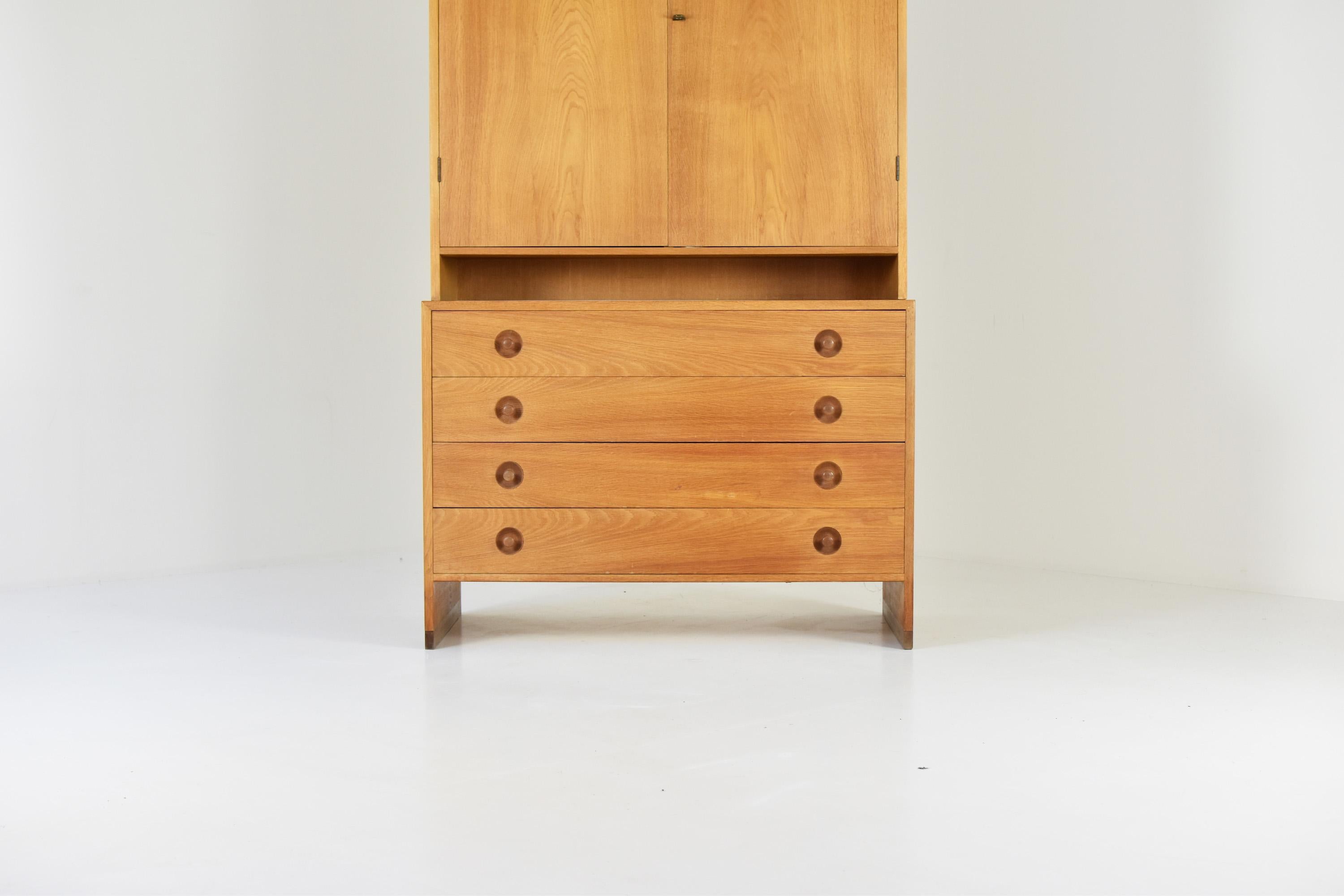 Cabinet by Hans Wegner for RY Mobler, Denmark 1950’s. This store unit consists of two pieces: one compartment with shelves and one with drawers. Can be used as an individual piece, or two separated pieces. Made out of oak and has nicely shaped