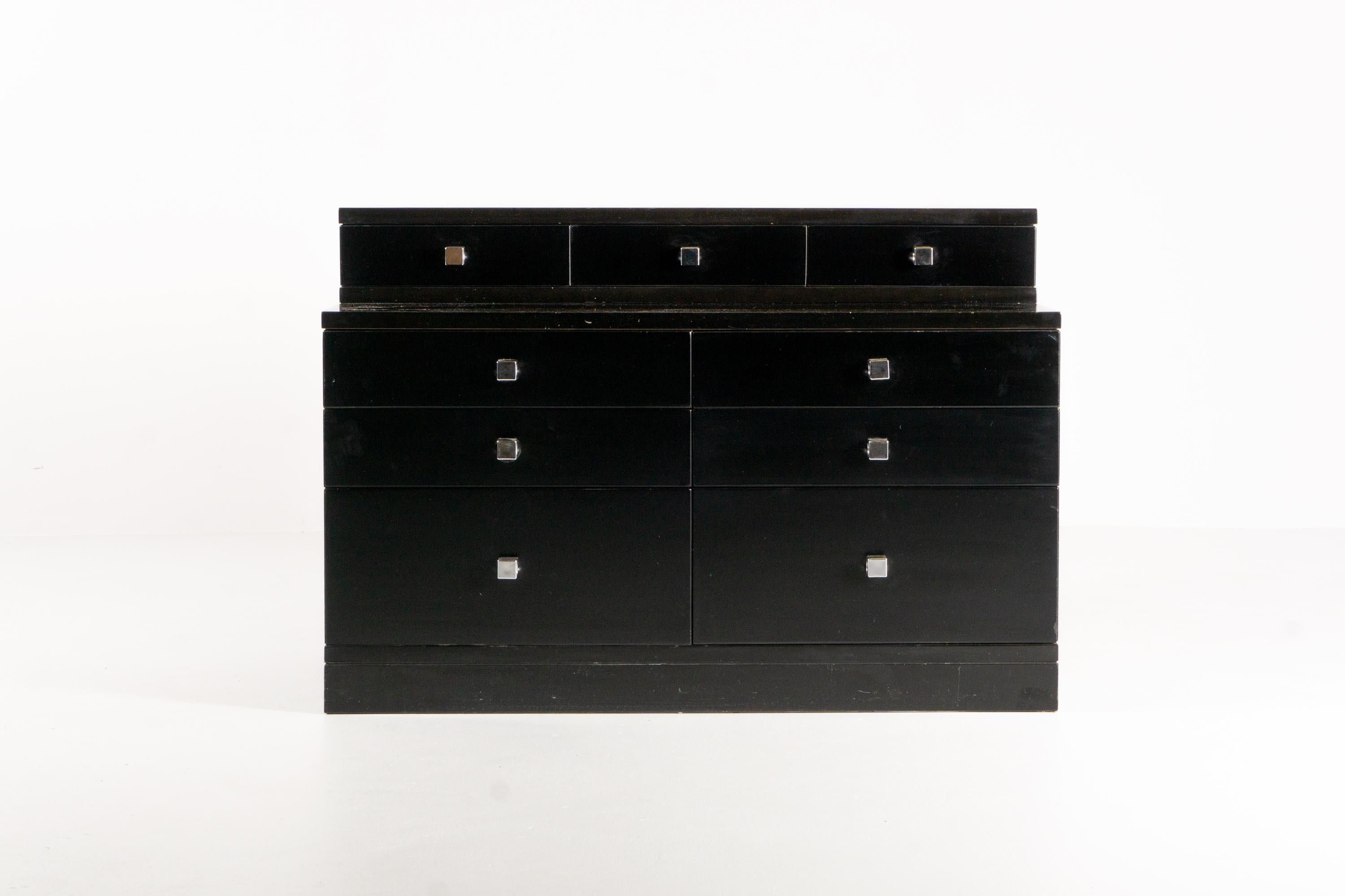 Dieser außergewöhnliche Schubladenschrank aus schwarz lackiertem Holz wurde um 1970 von dem Architekten und Designer Ico Parisi entworfen. Die neun unterschiedlich großen Schubladen sind mit rechteckigen Griffen aus Metall ausgestattet.
Dieses