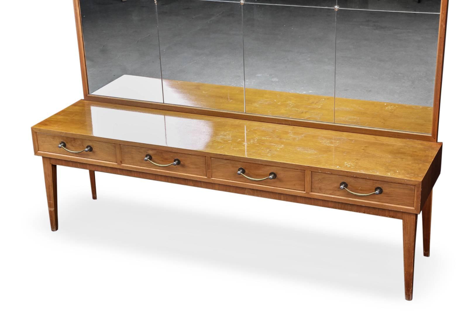 Lacquered clear wood cabinet, upper part with glass mirror divided into 12 squares. Lower part of the cabinet with four drawers, tapered legs. Brass handles.
Measures: H 180, B 146, D 38 cm.
Signs of wear.
