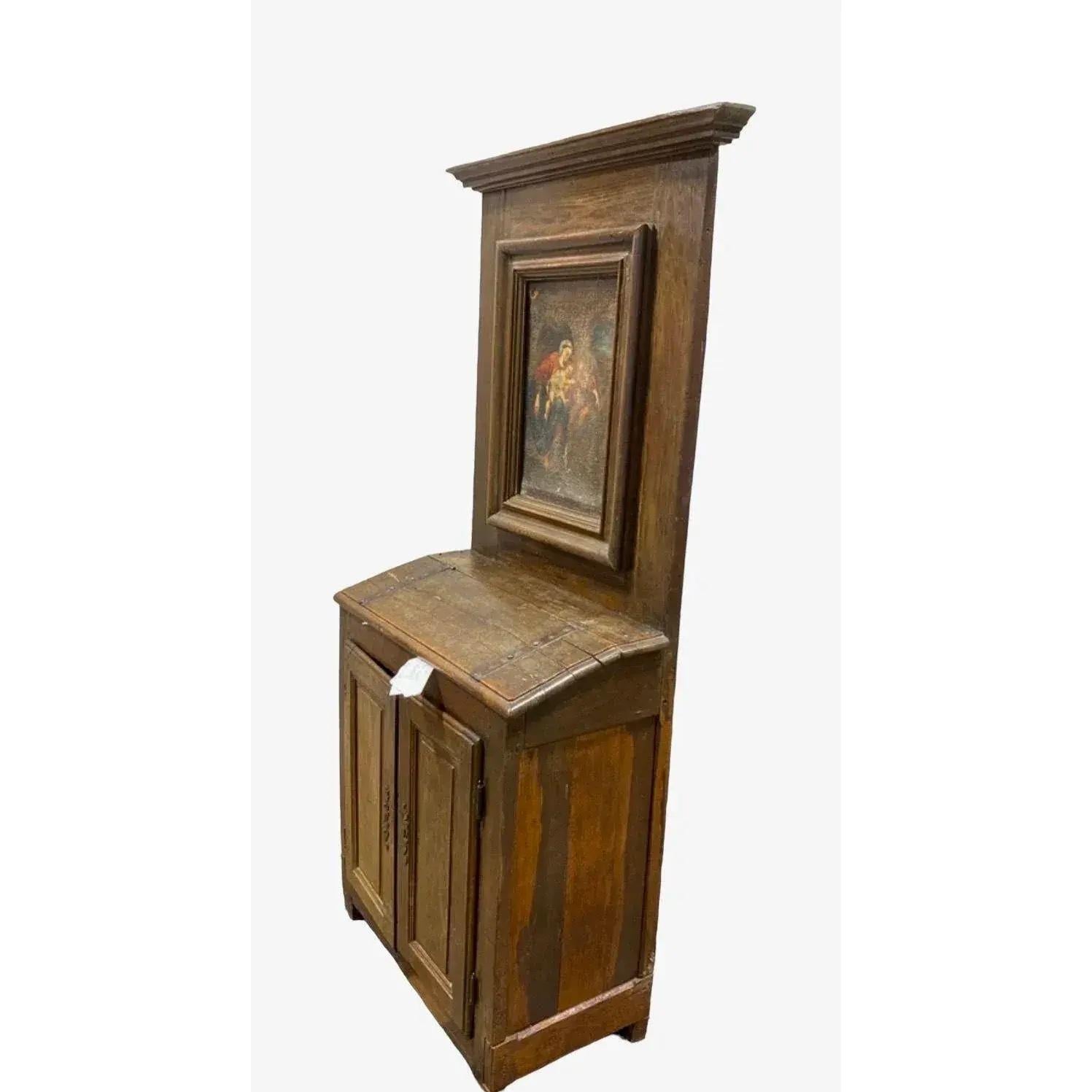 Superbe secrétaire ou bureau du 17e siècle avec panneau peint encastré. Une pièce unique et spéciale. La corniche se soulève pour dévoiler un compartiment caché. La caisse inférieure comporte deux portes avec une étagère intérieure, le tout reposant