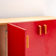 Armoire aux portes rouges de Charlotte Perriand