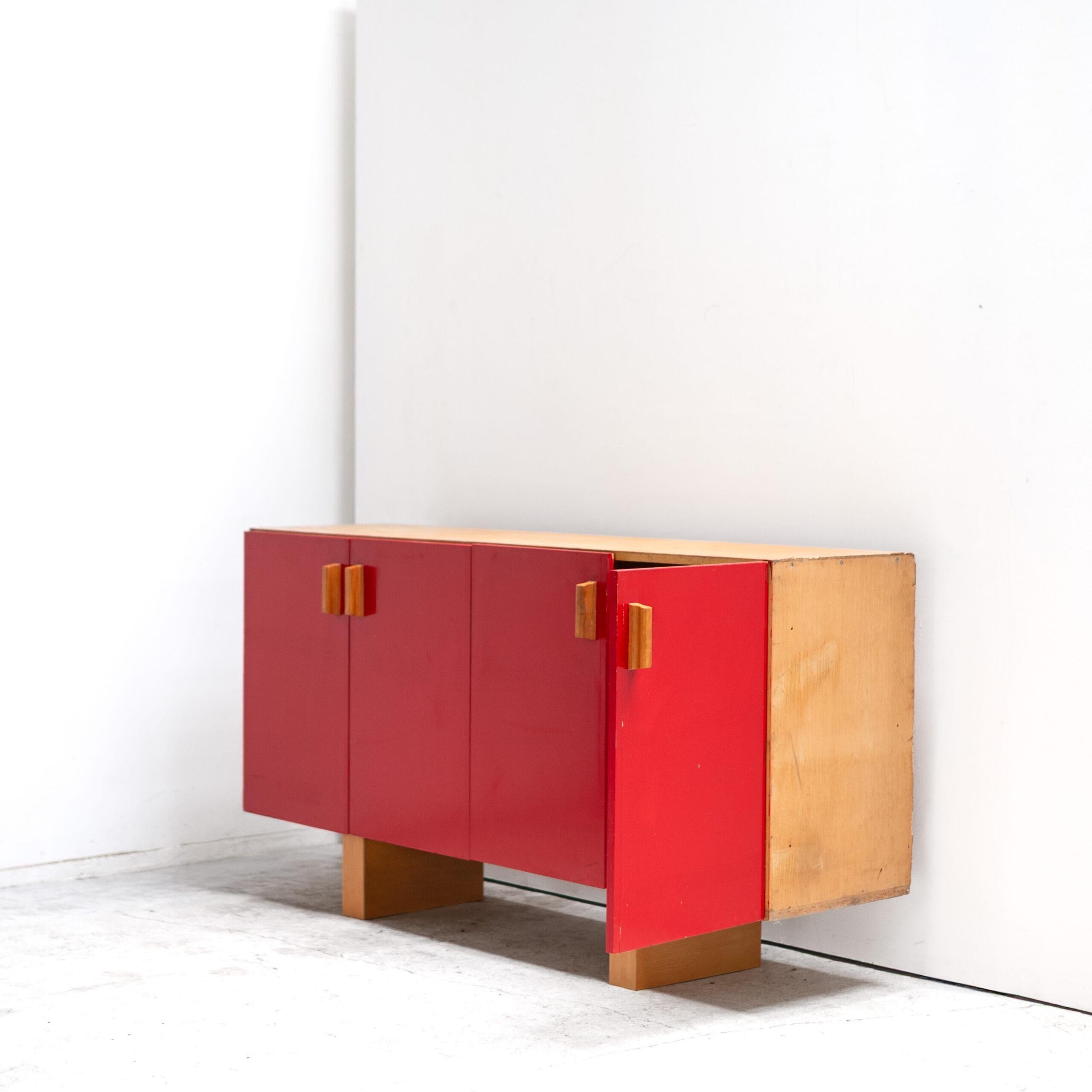 Mid-Century Modern Armoire aux portes rouges de Charlotte Perriand en vente
