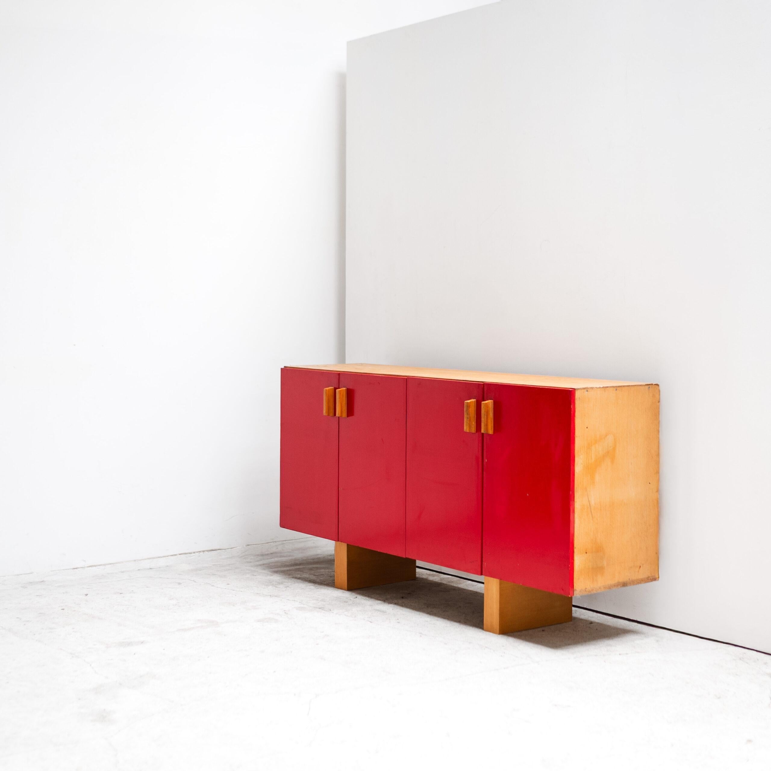 Français Armoire aux portes rouges de Charlotte Perriand en vente