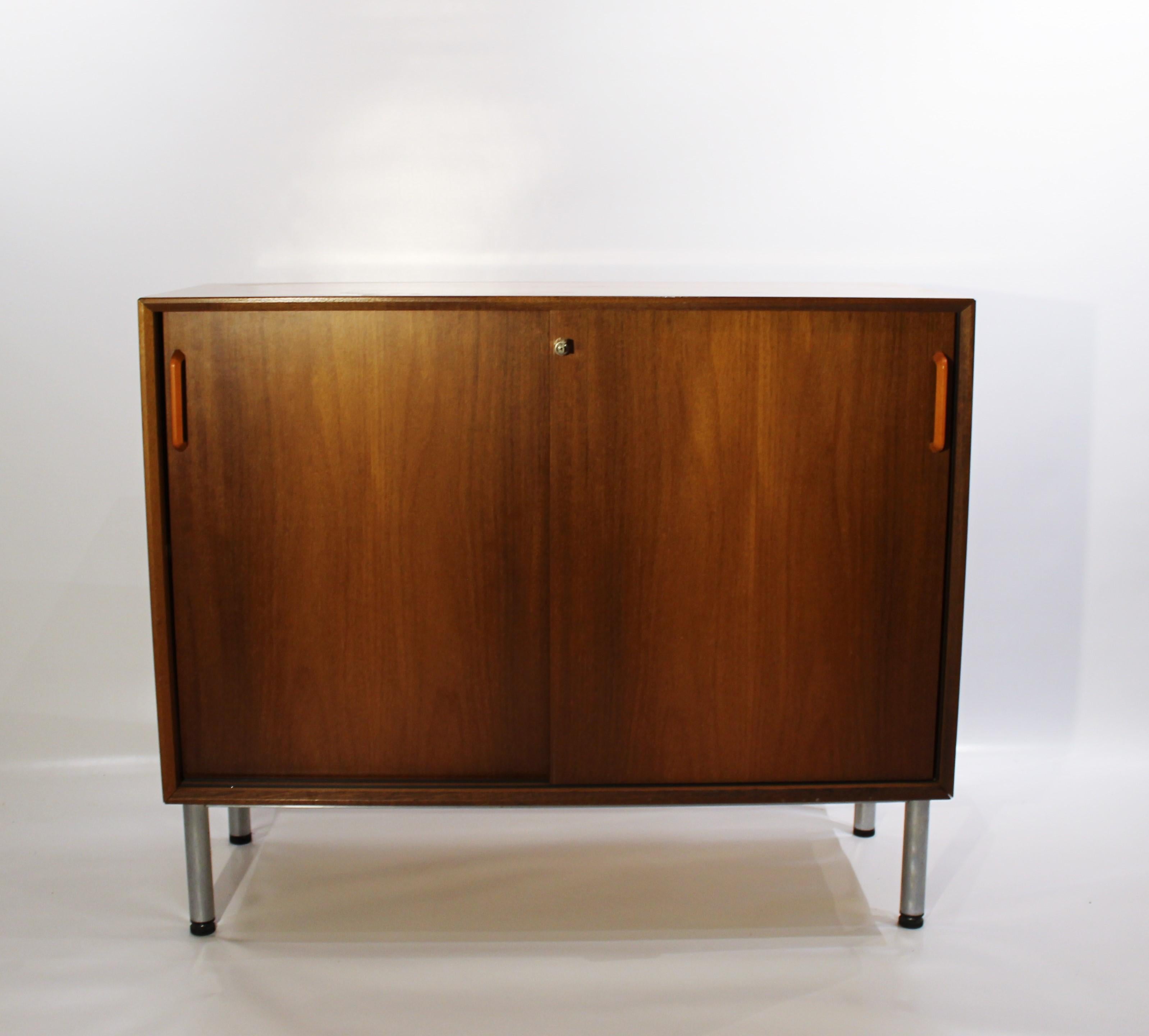 This cabinet with sliding doors in light mahogany is a characteristic example of Danish design from the 1960s. With its elegant and functional design, it fits perfectly with the period aesthetics of this era. The cabinet's sliding doors make it