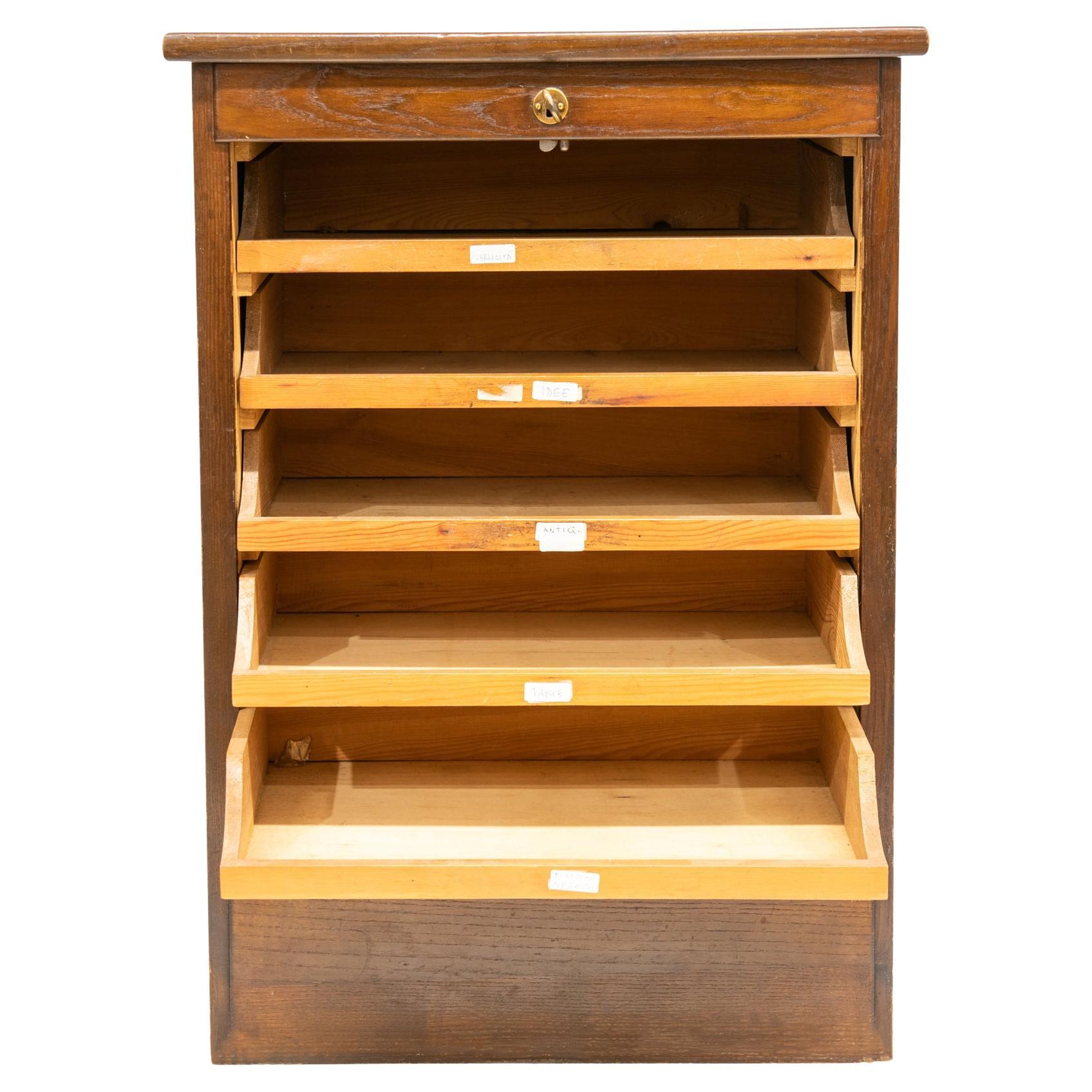 Armoire de bureau typique des années 60 : très utile partout. 
Il est idéal pour les documents : d'un ancien bureau italien qui a fermé.

ref. M/261.

