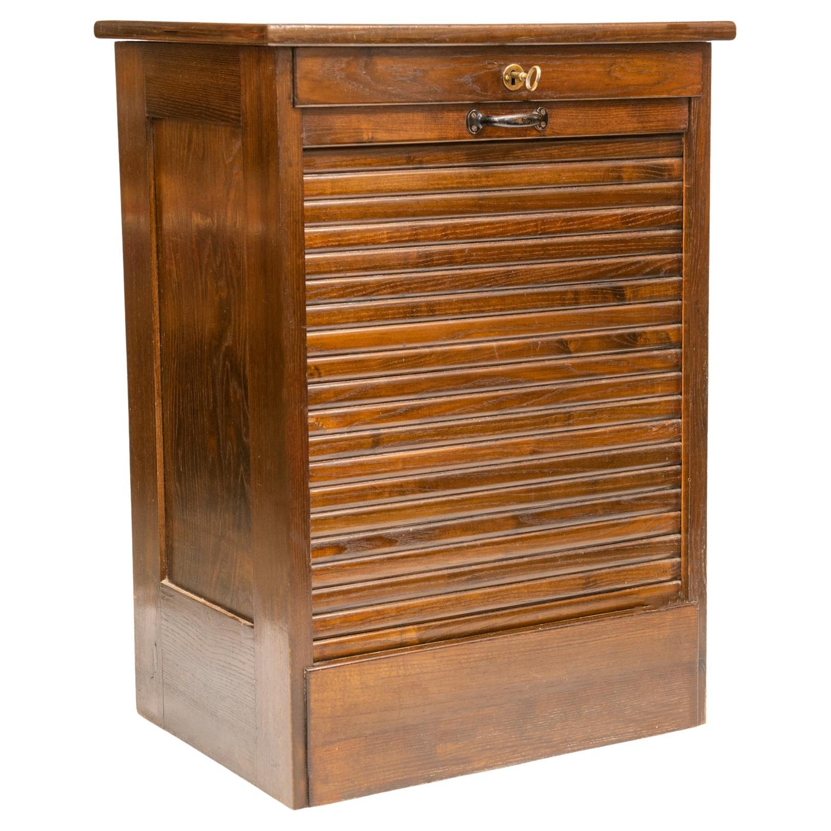 italien Armoire avec porte coulissante à volet roulant en vente