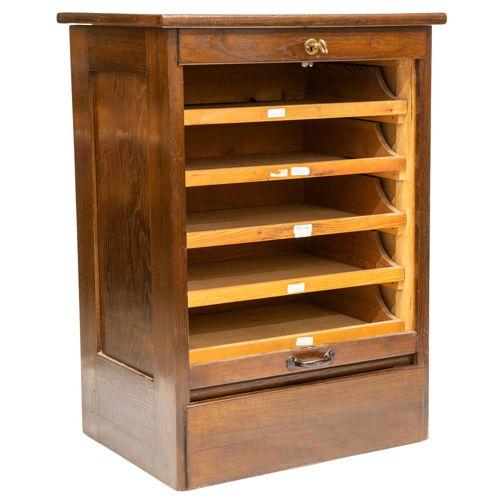 Fait main Armoire avec porte coulissante à volet roulant en vente