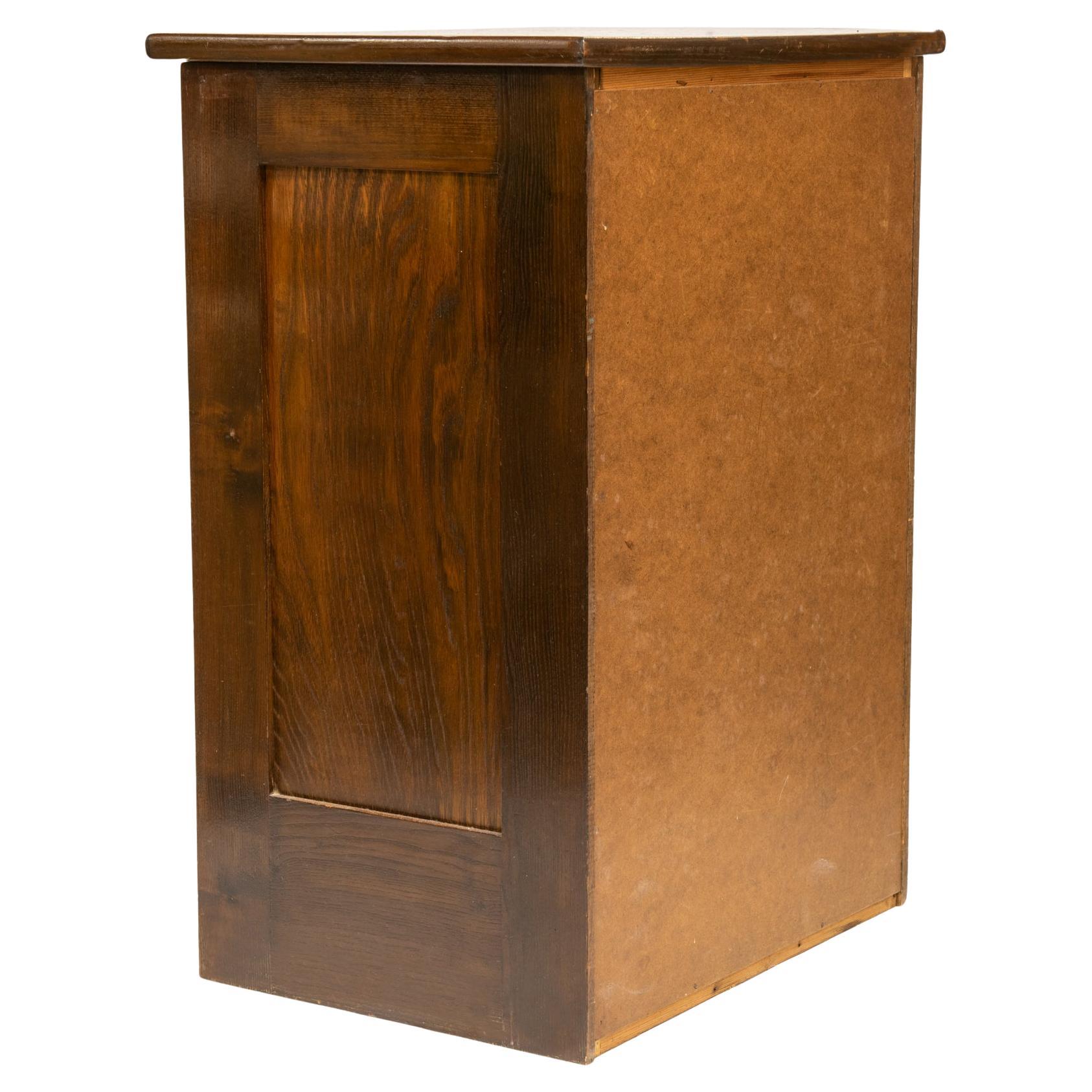 20ième siècle Armoire avec porte coulissante à volet roulant en vente