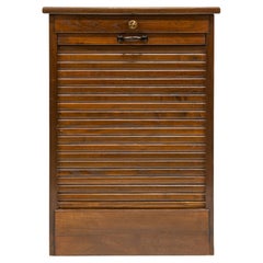 Armoire avec porte coulissante à volet roulant