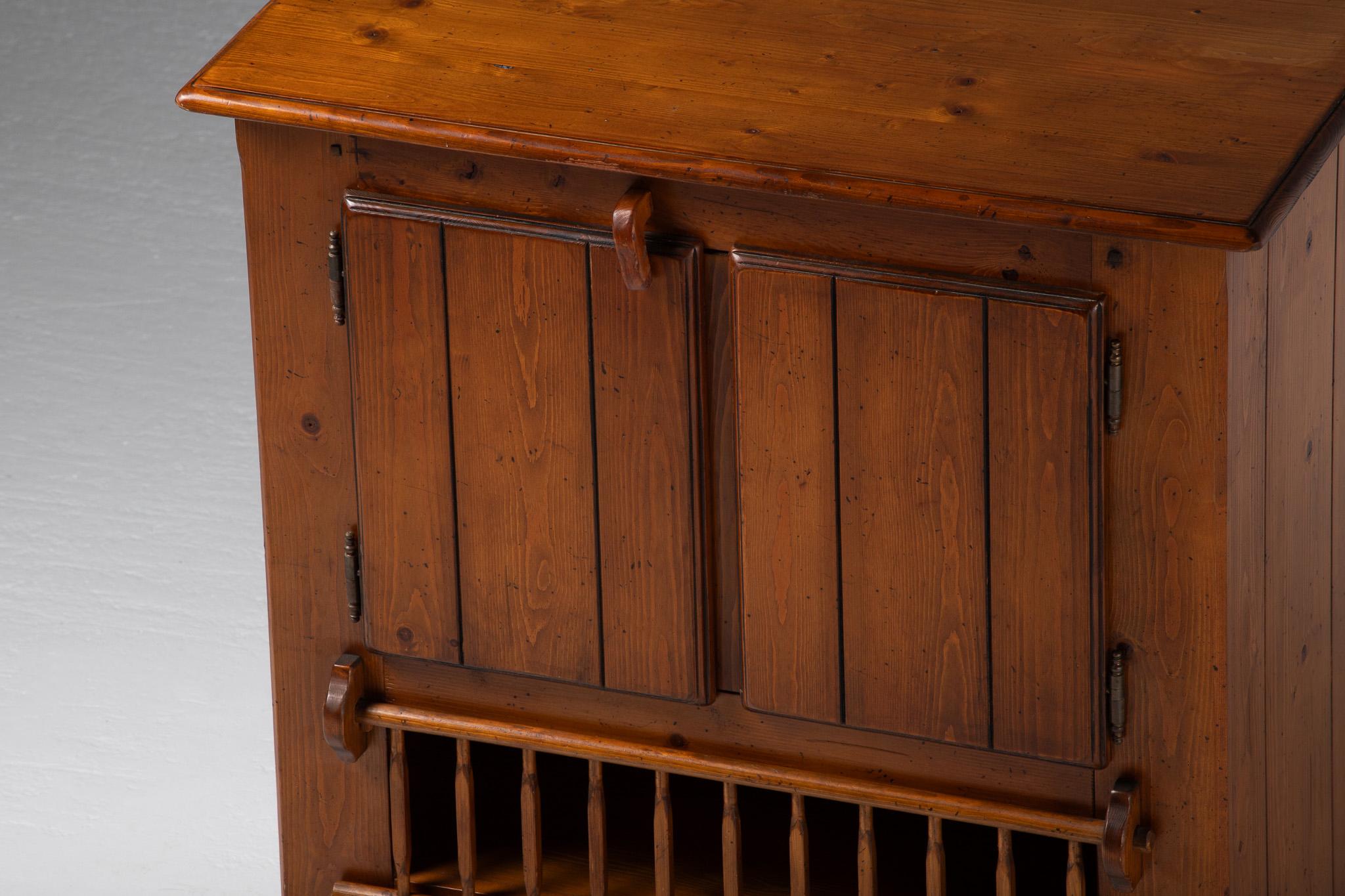 Cabinet with Spindle Towel Rack in Pine, France, 1950s In Good Condition For Sale In Kaštel Sućurac, Splitsko-dalmatinska županija